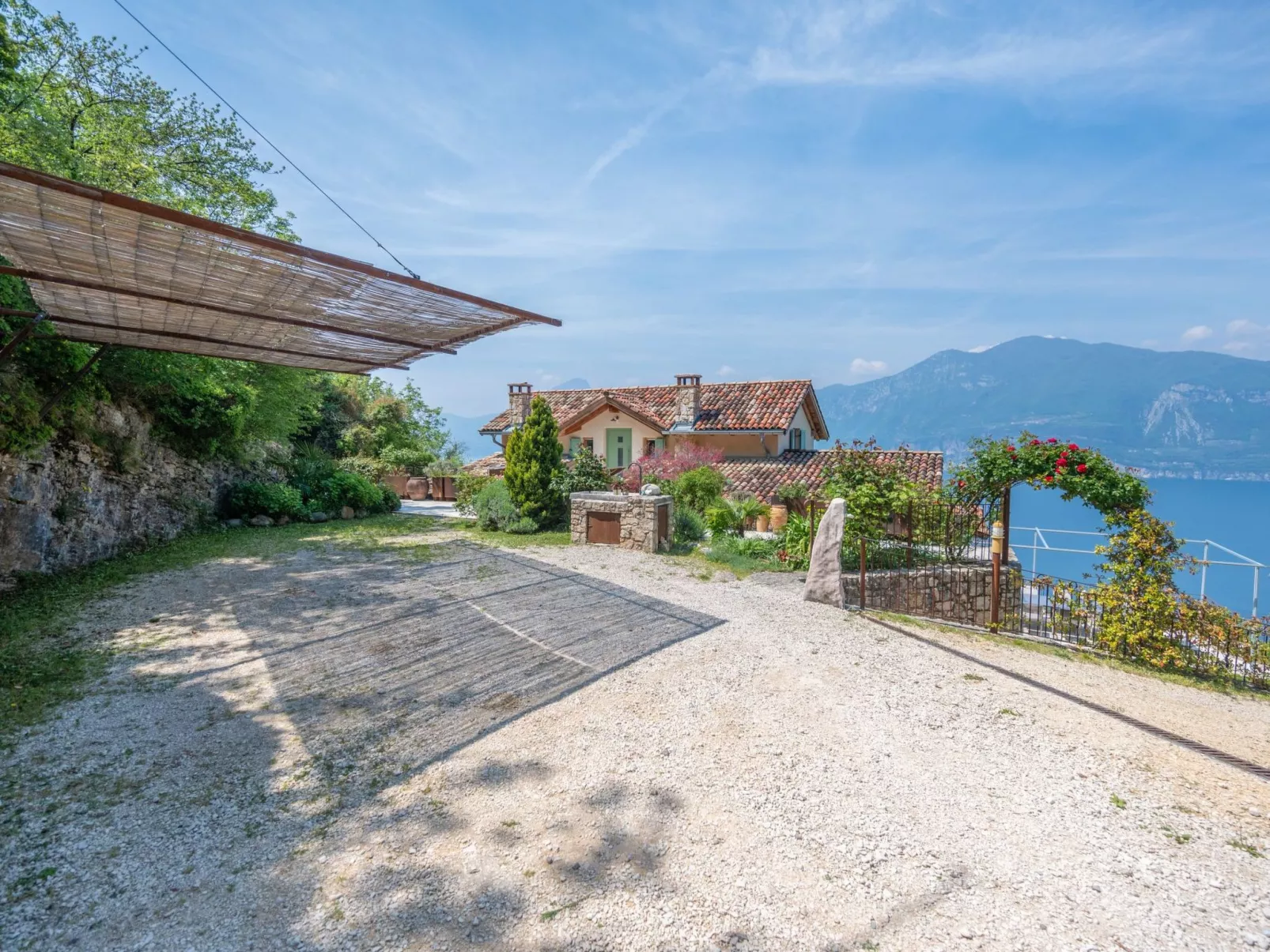 Villa mit schönem Seepanorama und Naturteich-Dedans