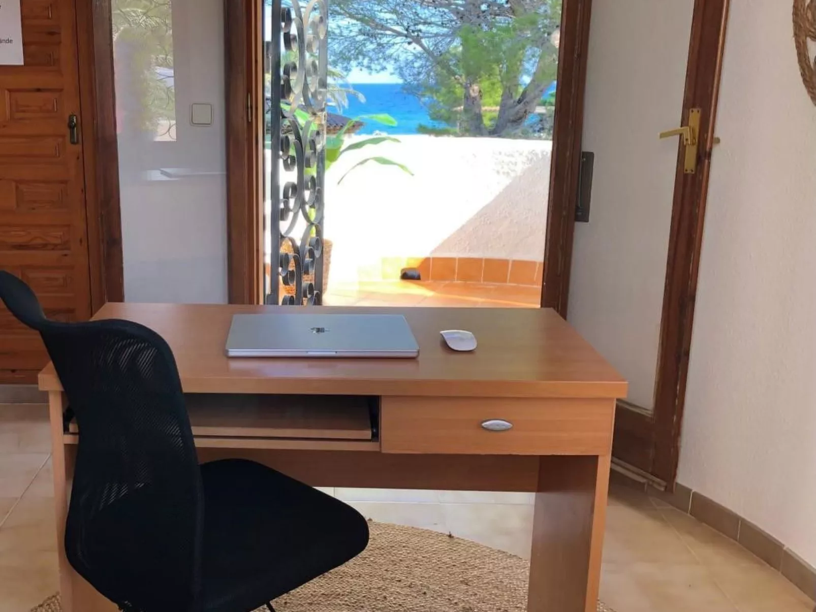 Villa mit einem Nebengebäude auf weitläufigem Garten in Strandnähe-Image-tags.info