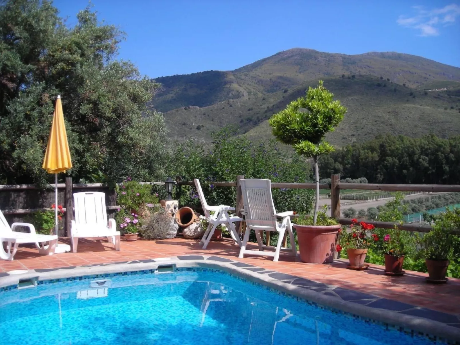Gemütliches Ferienhaus in Tíjola mit Grill, Garten und Terrasse-Dehors