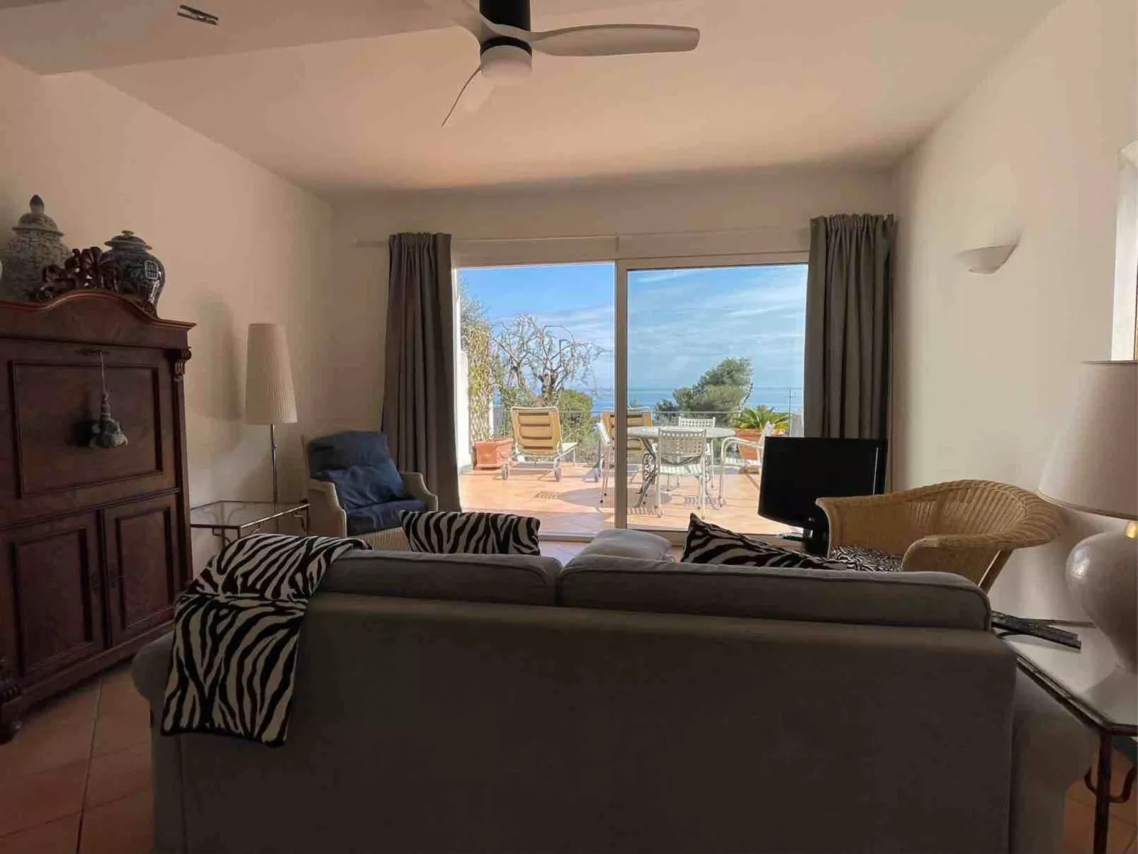 Junges Haus' Wohnung mit Wasserblick-Inside