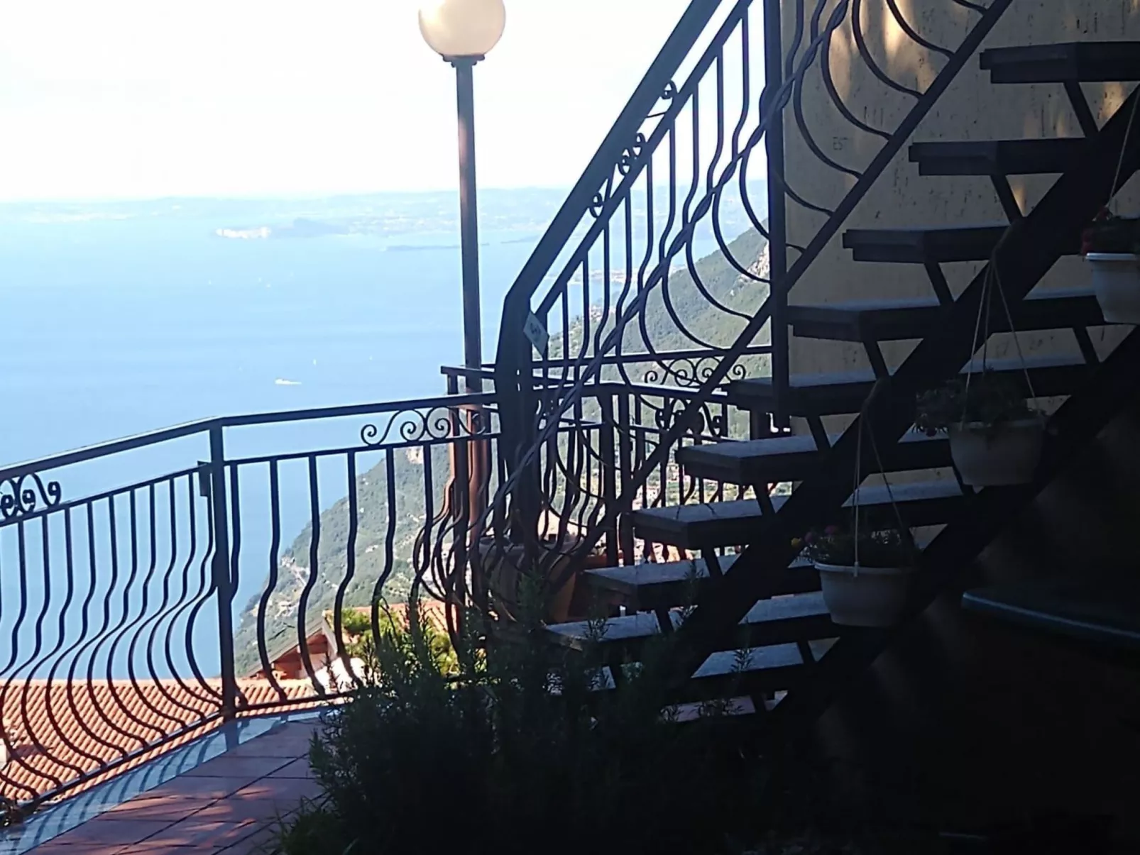 In einer Villa mit Garten und Blick auf den Gardasee-Outside