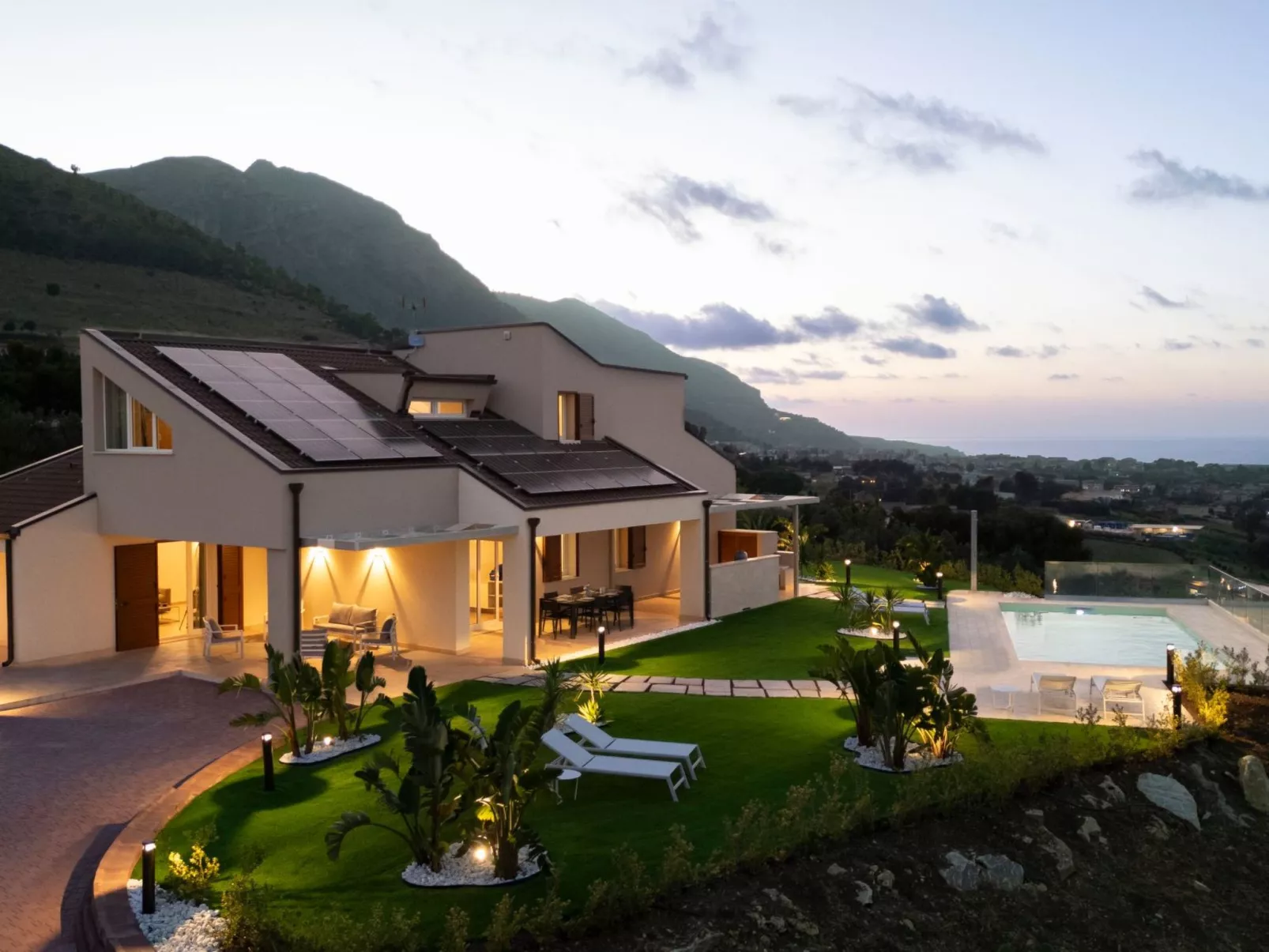 Villa mit Panoramablick auf das Meer, umgeben von der Natur-Dehors