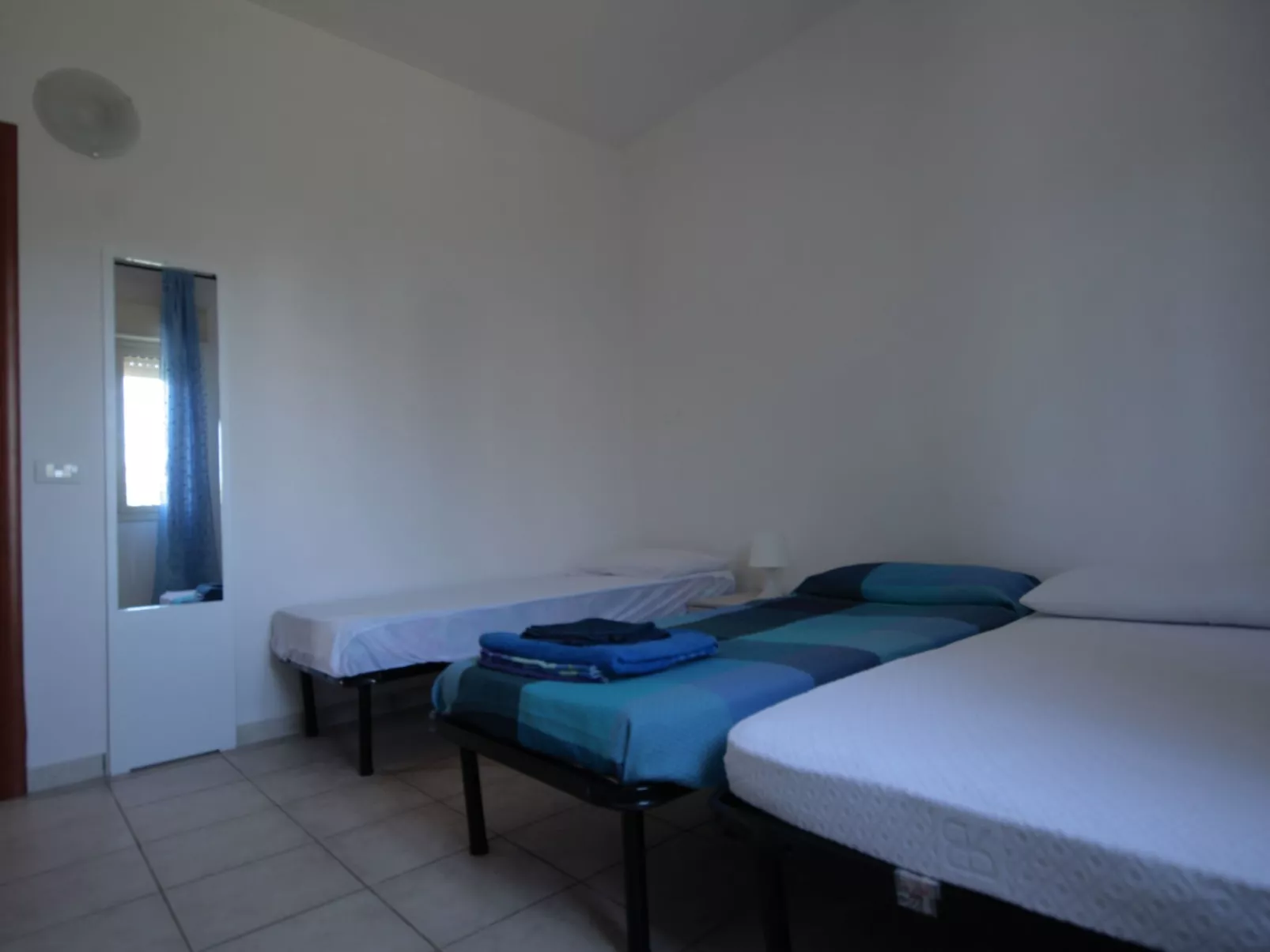 Ebenerdig auch für Rollstuhlfahrer geeignet mit Terrasse und Parkplatz-Drinnen