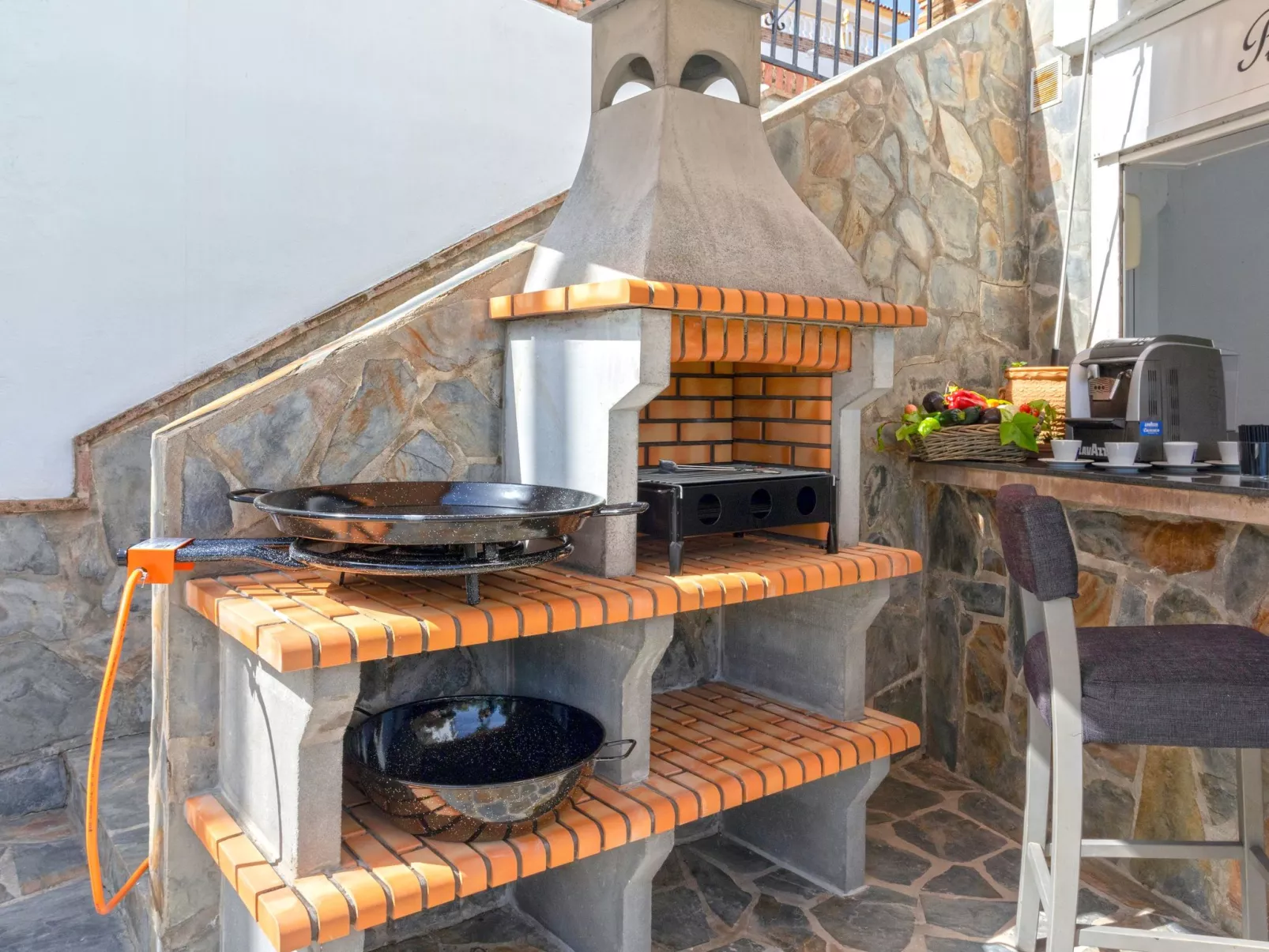 Spa-Spielzimmer mit Außen-Whirlpool und Schwimmbad-Inside