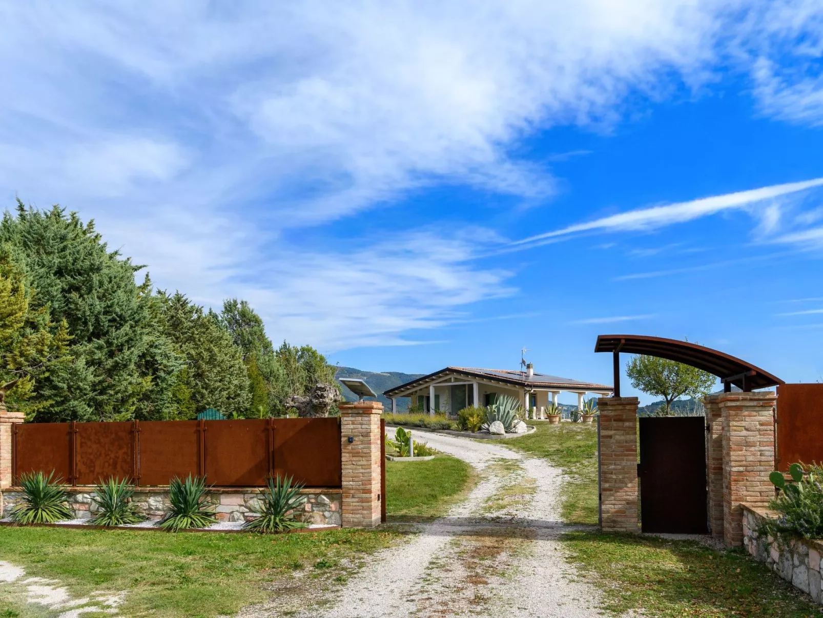 Villa Montefalcone, Außen- und Innenpool-Dedans