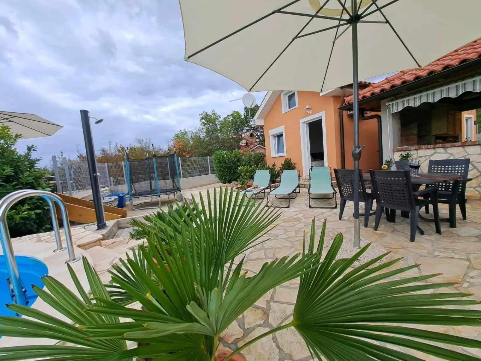 Wohnung mit Terrasse-Outside