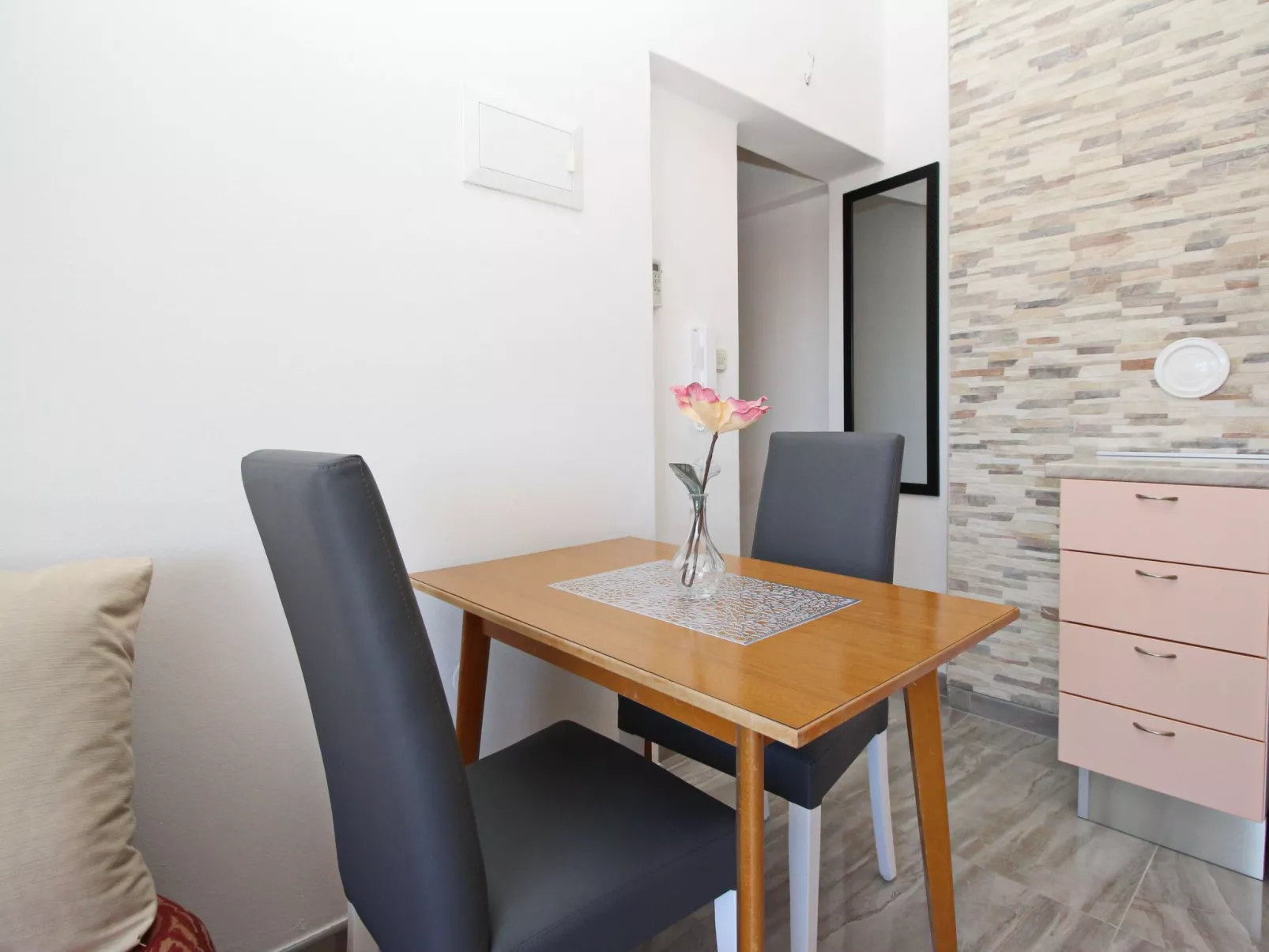 Modern eingerichtete Apartment für 2 Personen, Klimatisiert, freie Parkplatz un-Image-tags.info