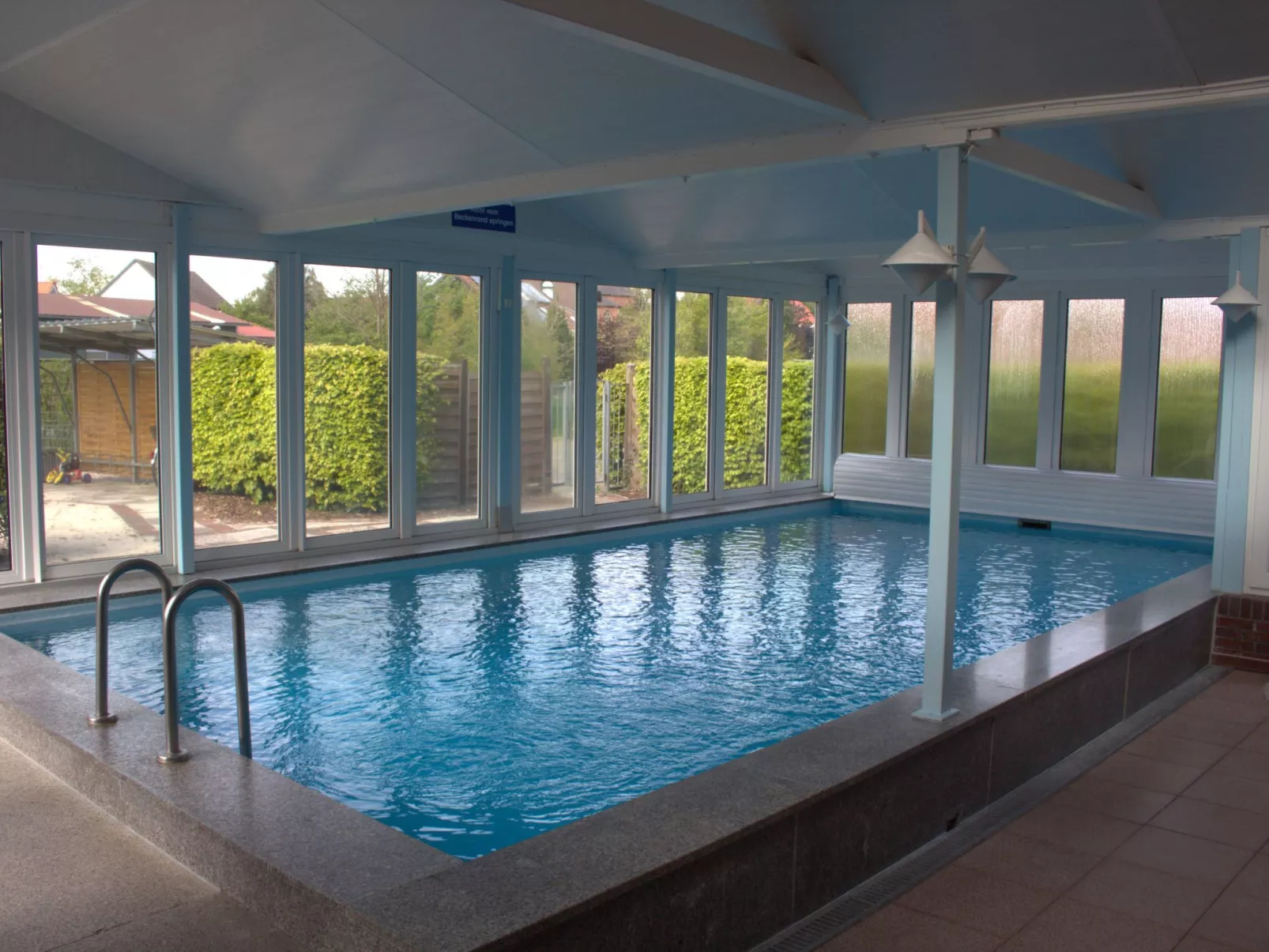 Geräumige Ferienwohnung in Burhave mit Grill, Garten und Pool-Draußen