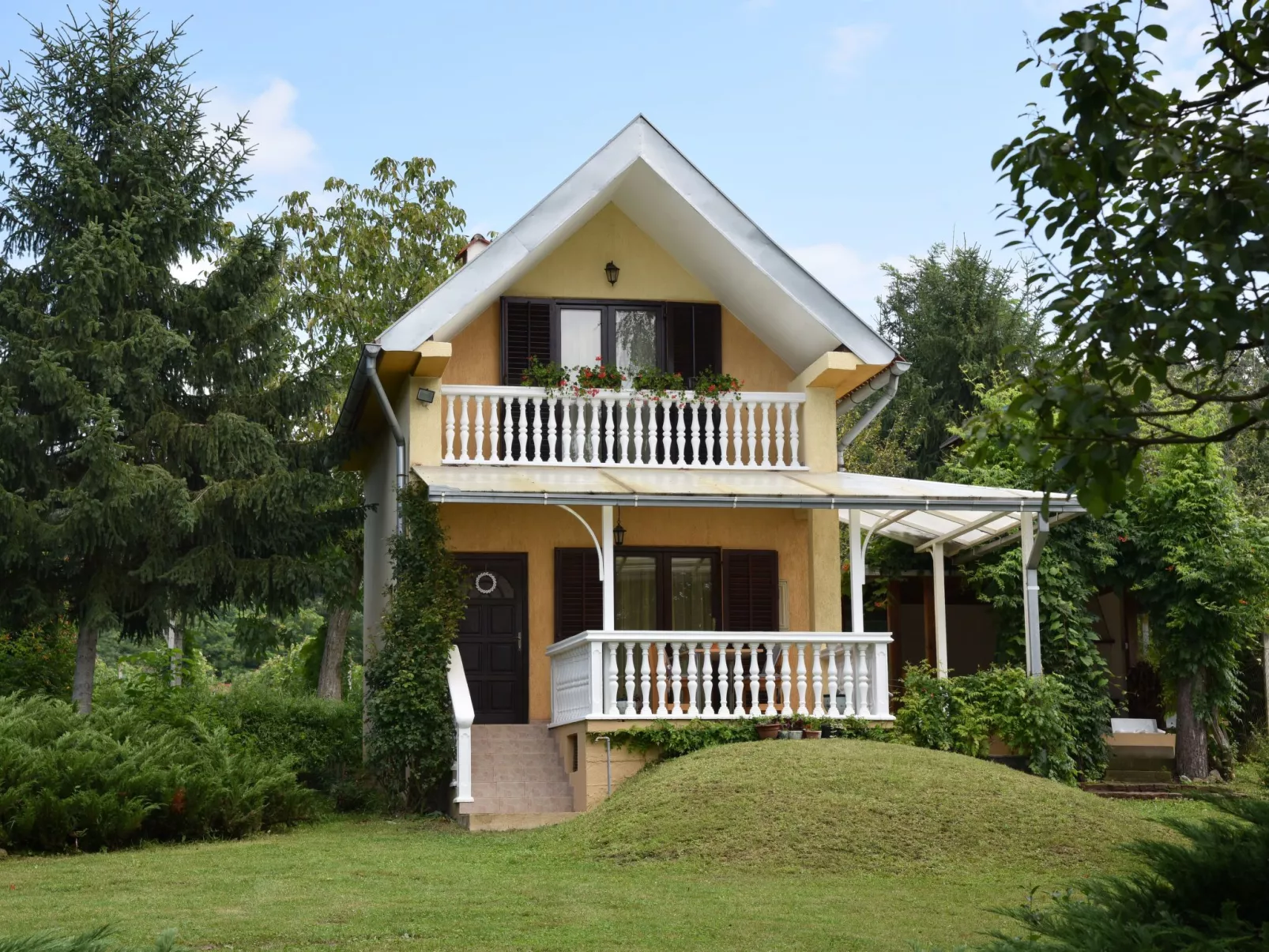 Hütte mit Garten, Grill und Terrasse-Outside
