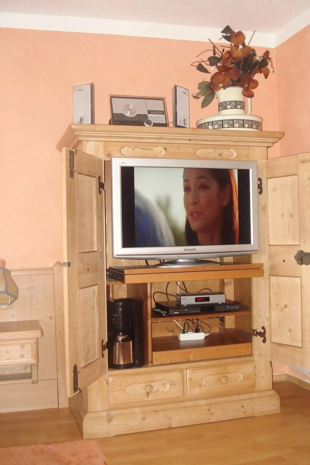 Rachel mit herrlichem Ausblick-Drinnen