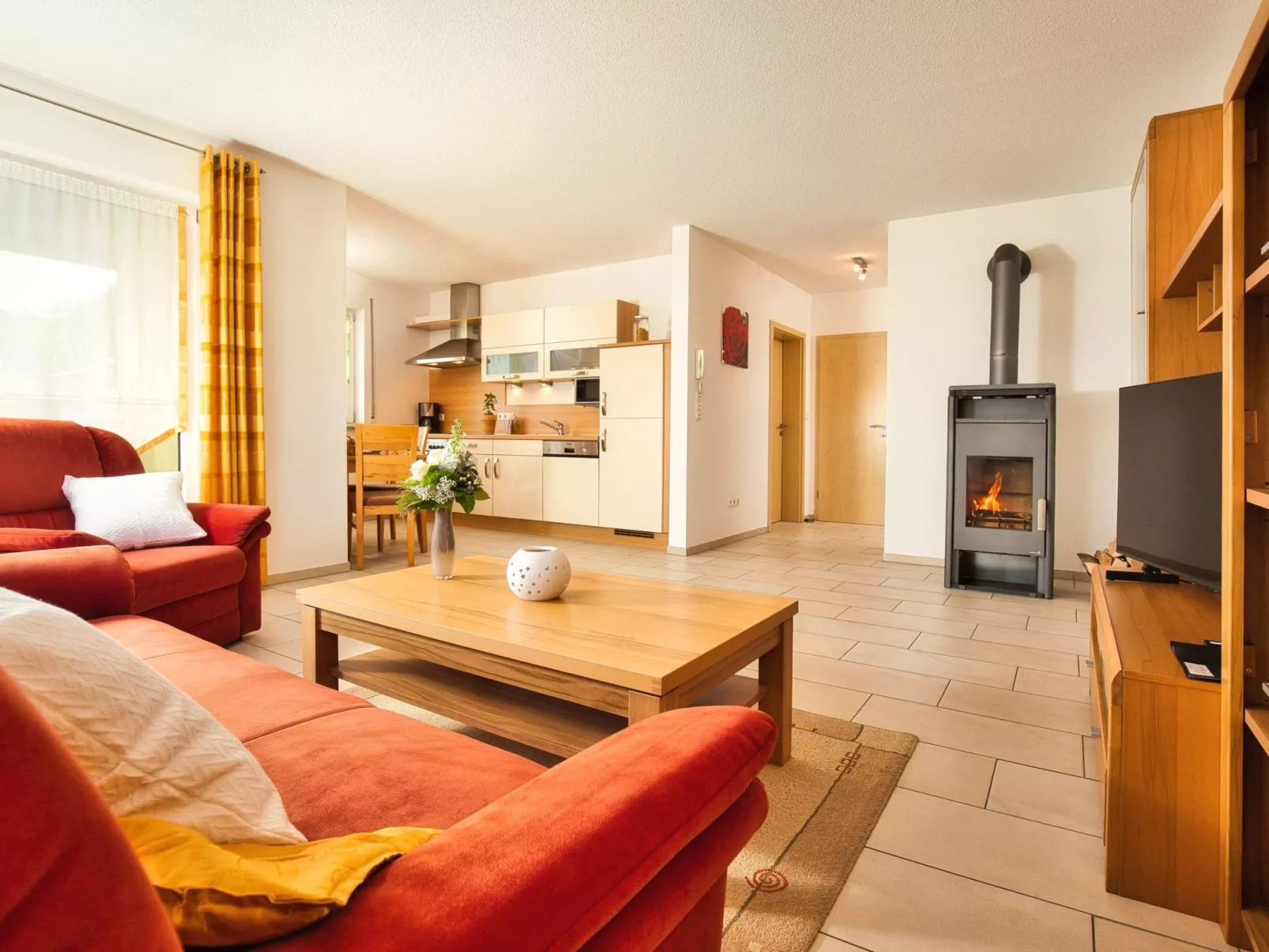 Mit Blick auf das Wasser-Dedans