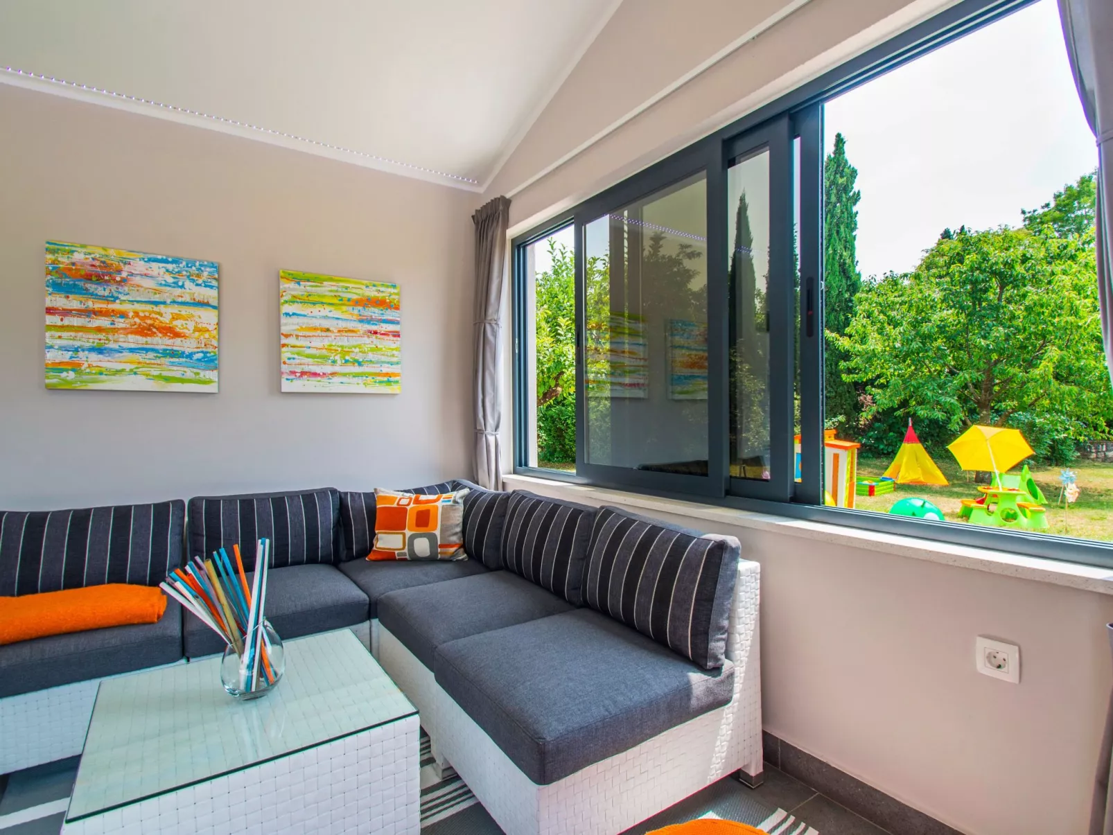 Schöne Villa mit Garten und Biodesign-Pool-Image-tags.info