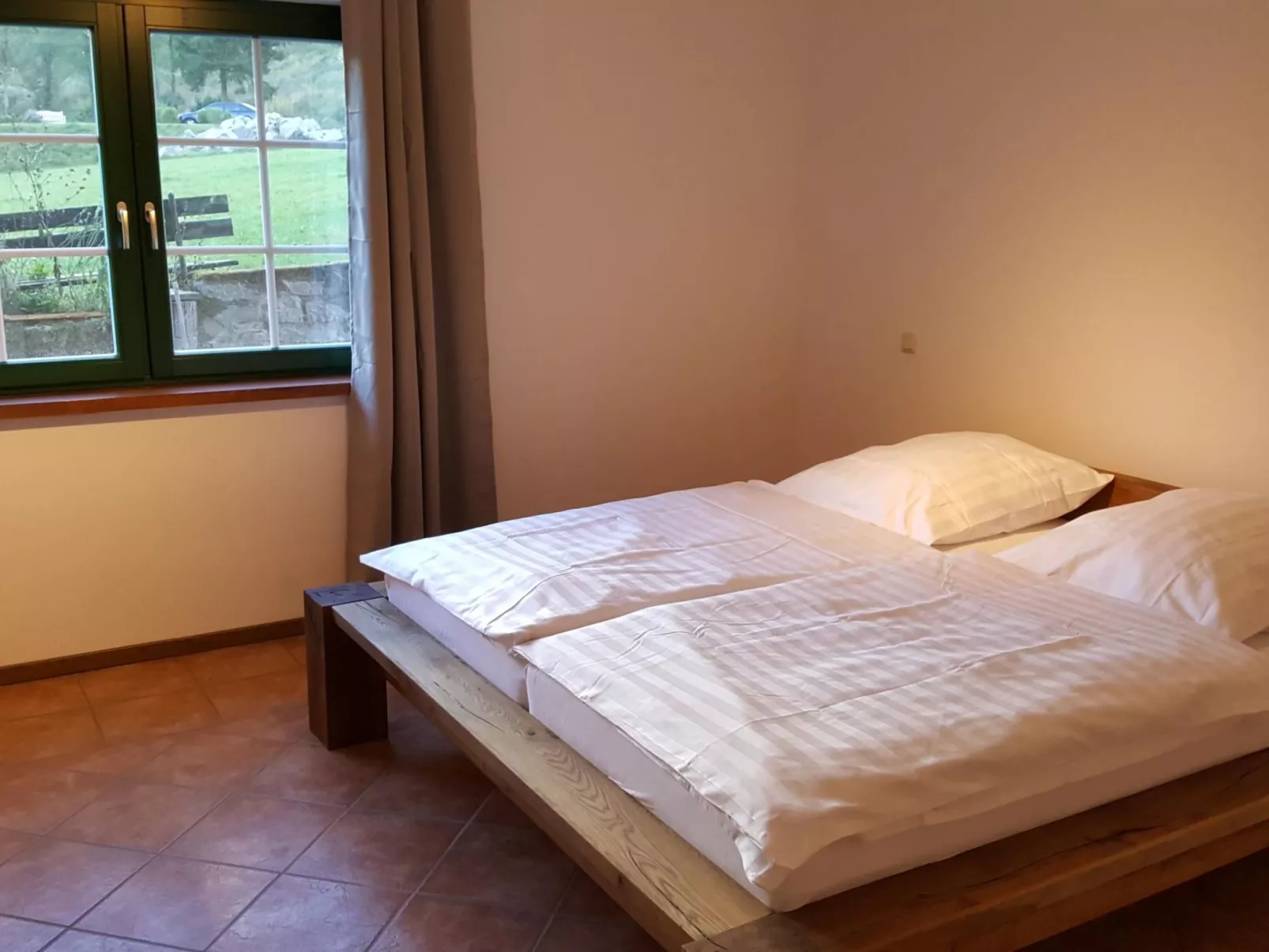 In Wiesen mit Privatem Pool-Drinnen