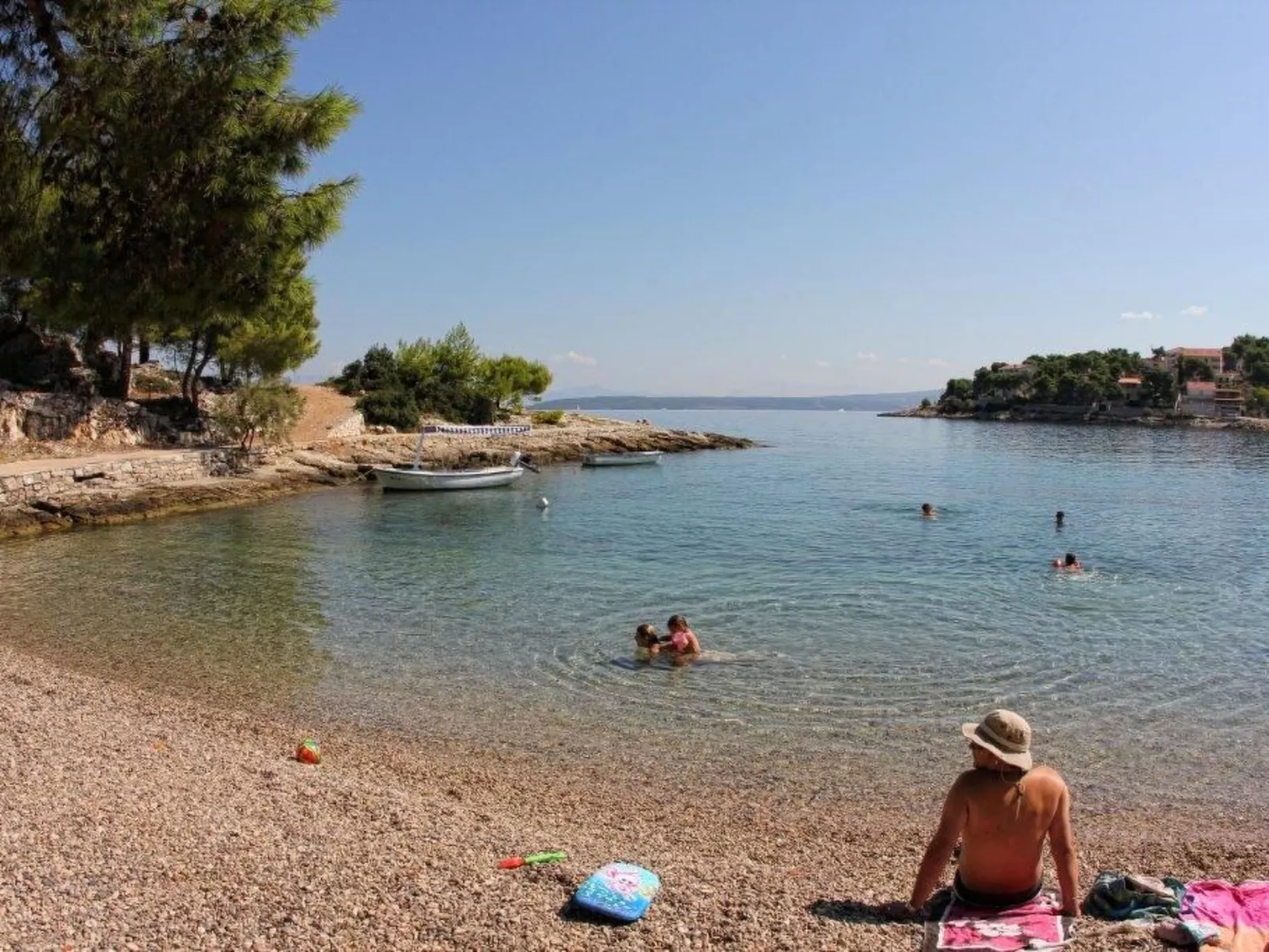 Kleines Steinhaus in einem ruhigen Ort auf der Insel Solta-Draußen