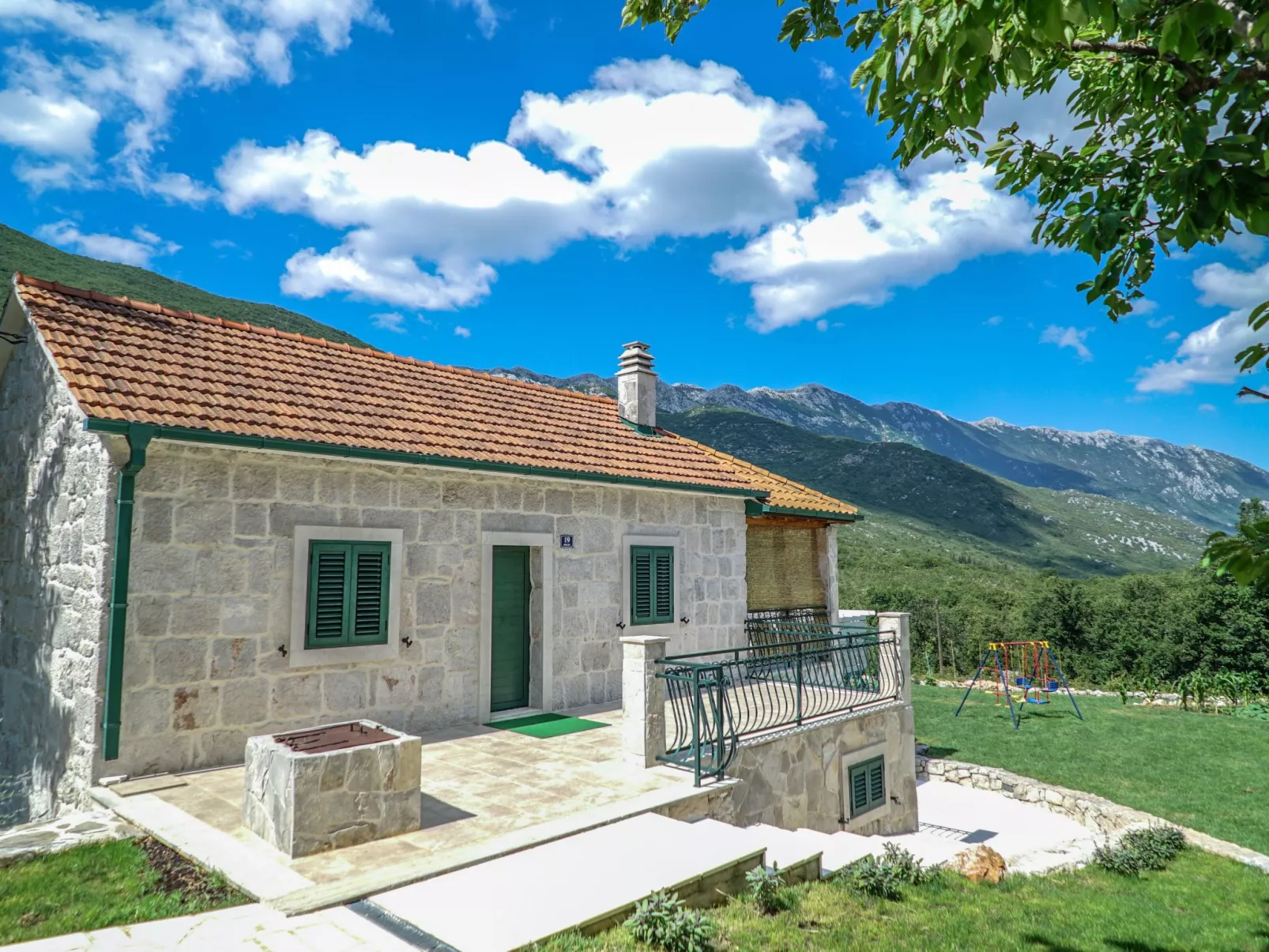 In Zagvozd mit Privatem Pool-Outside