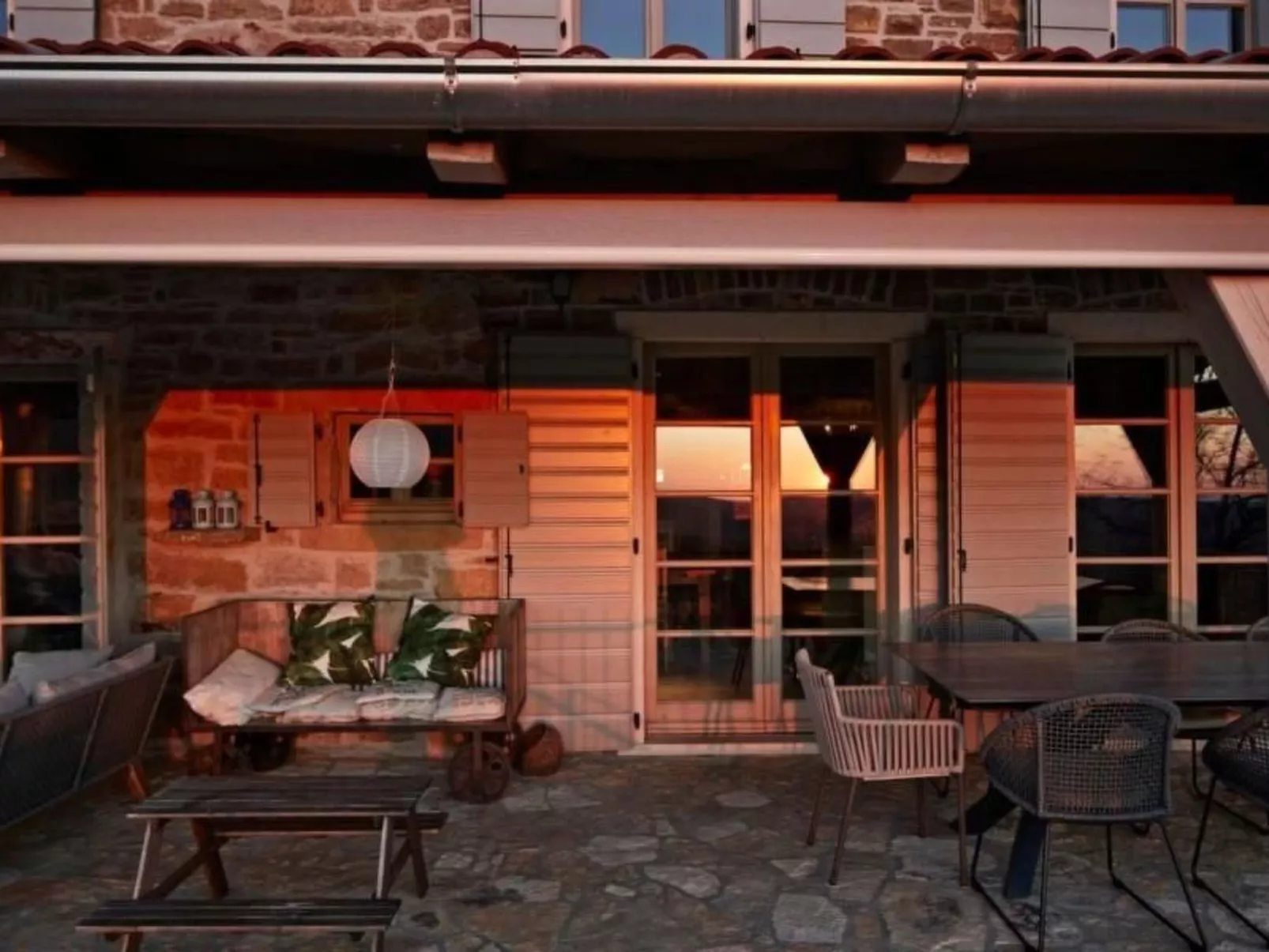 In Kostanjica mit Grill, Terrasse und Garten-Draußen