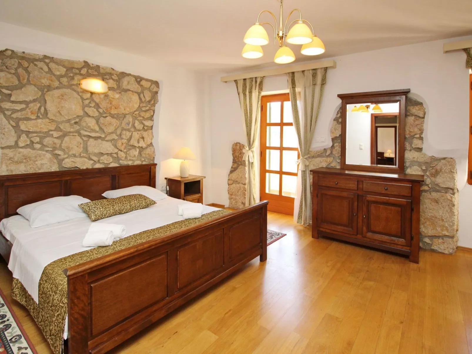 Renoviertes Steinhaus mit Garten und Pool ideal für ein erholsamen Urlaub-Dedans