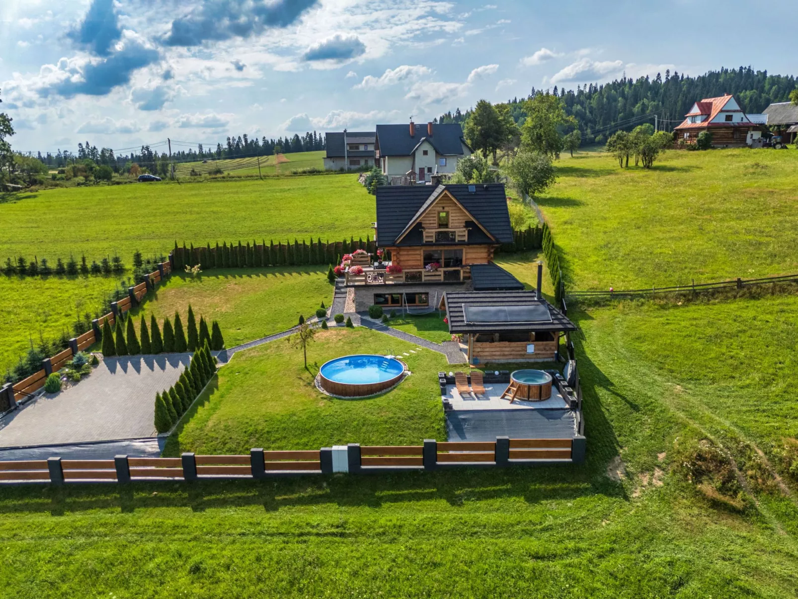 Mit Entspannung im Jacuzzi-Draußen