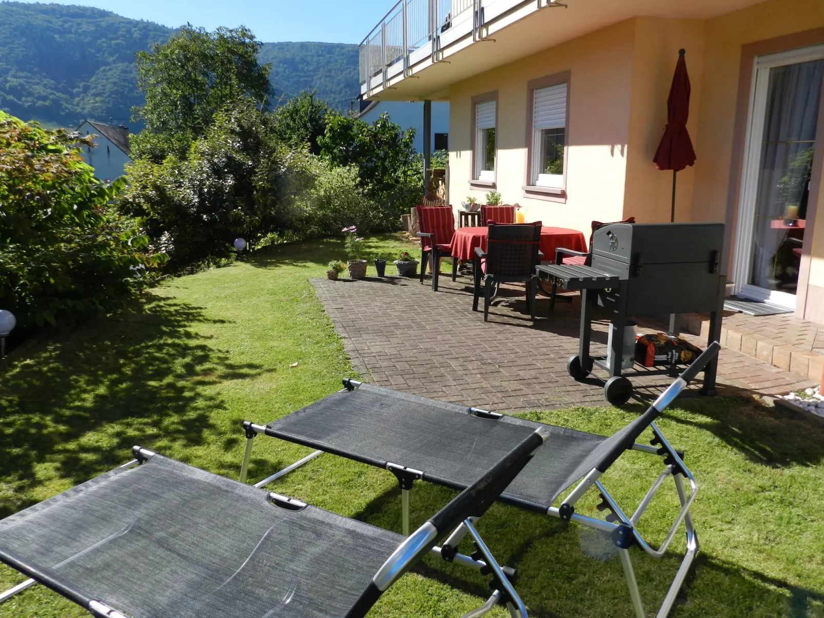 Schöne Ferienwohnung mit Terrasse und Moselblick-Dehors