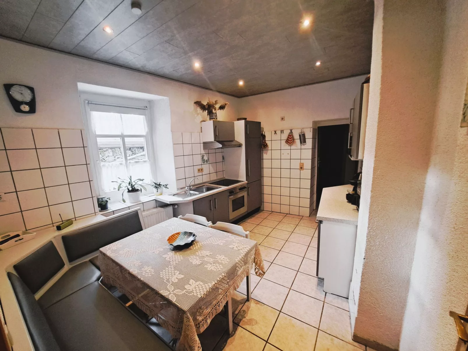 Mit Garten und Parkplatz-Dedans