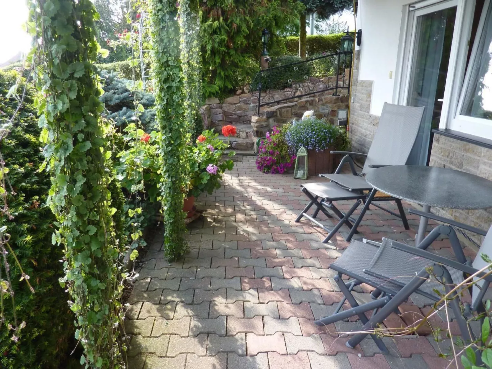 Appartement mit Terrasse, Garten und Grill-Draußen