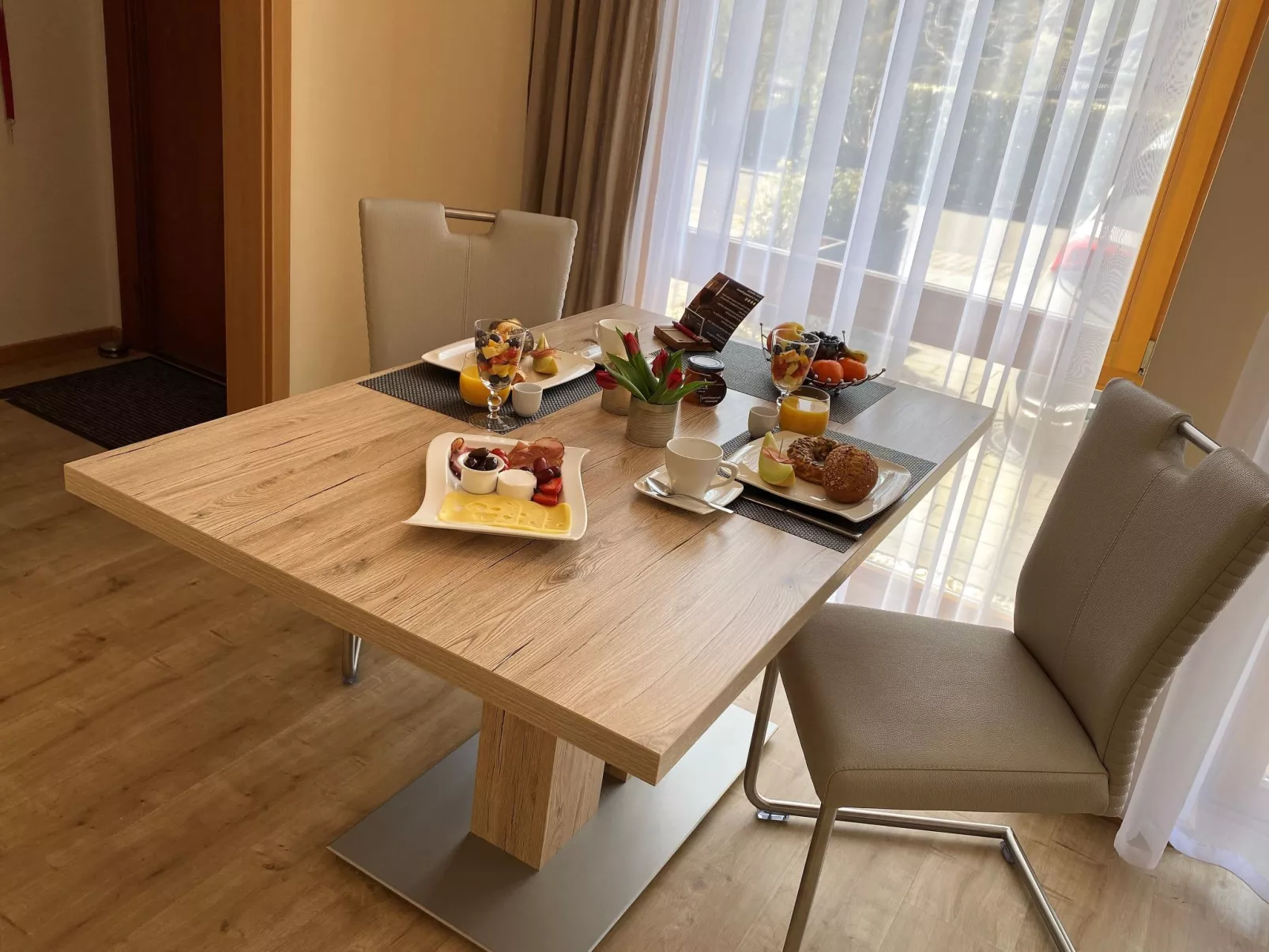 Mit Parkplatz und Terrasse-Inside