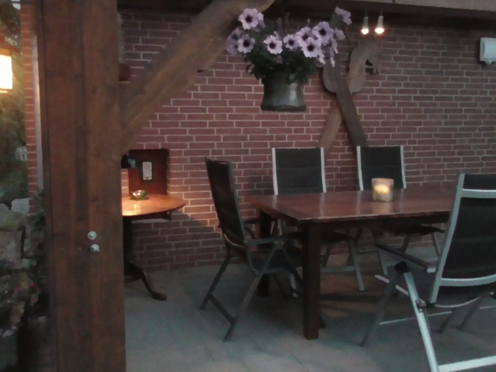 Mit überdachter Terrasse und Carport-Inside