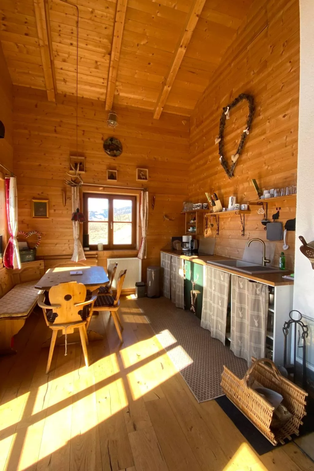 Berghütte mit Blick auf die Berge-Image-tags.info