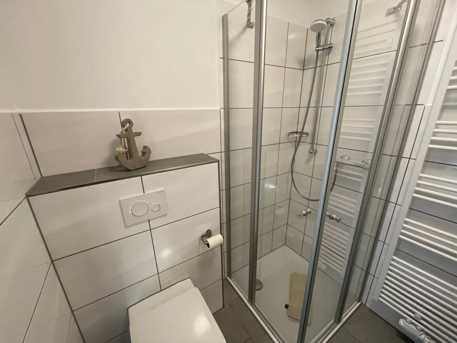 Sonnige Ferienwohnung mit großem Garten-Dedans