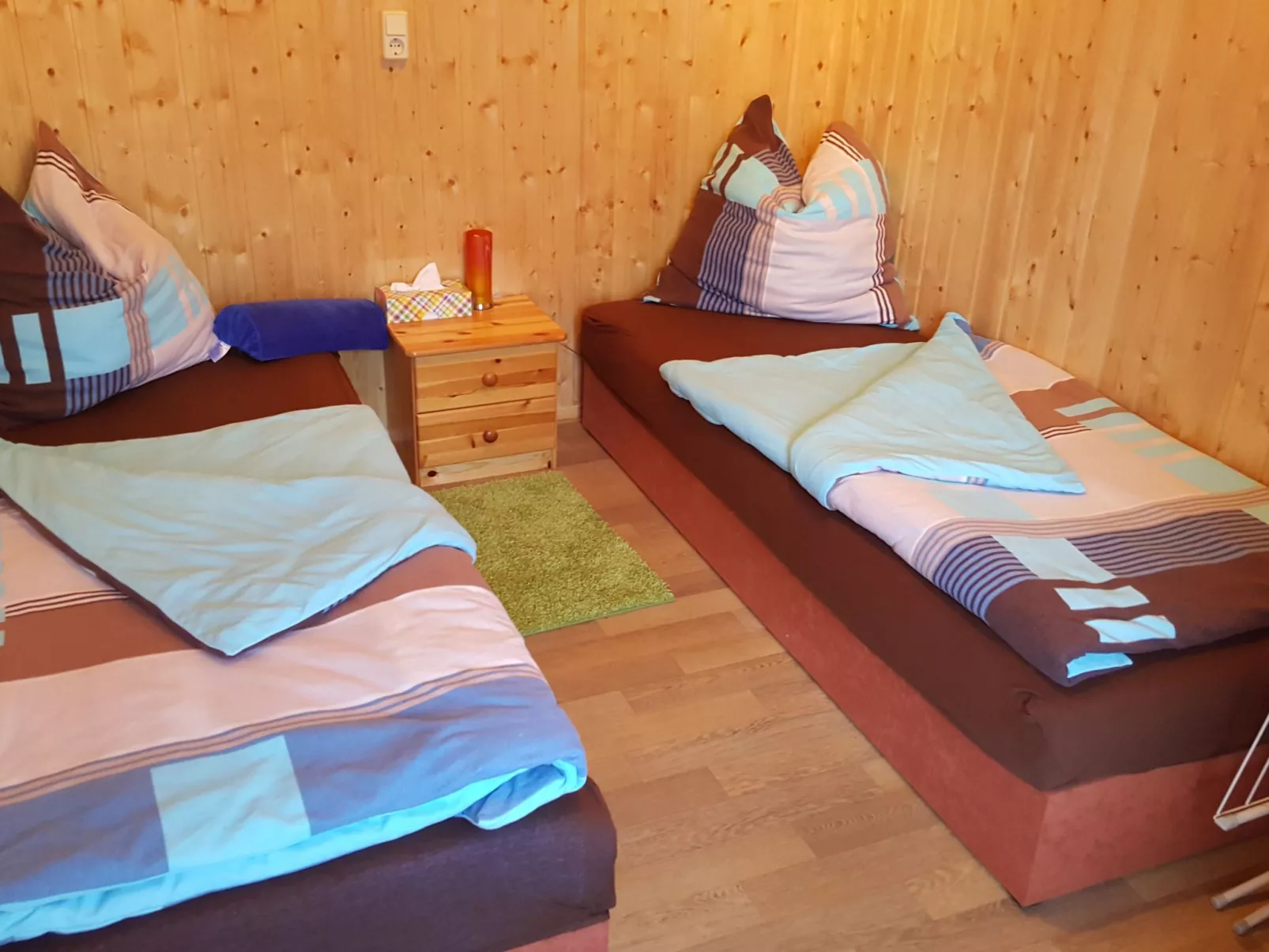 Holz-Bungalow mit Terrasse - Drinnen