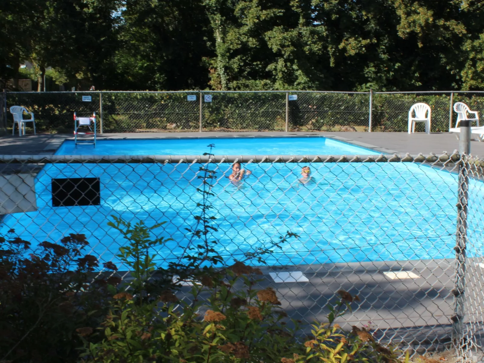 "Buurtweg221" mit Schwimmbad-Draußen