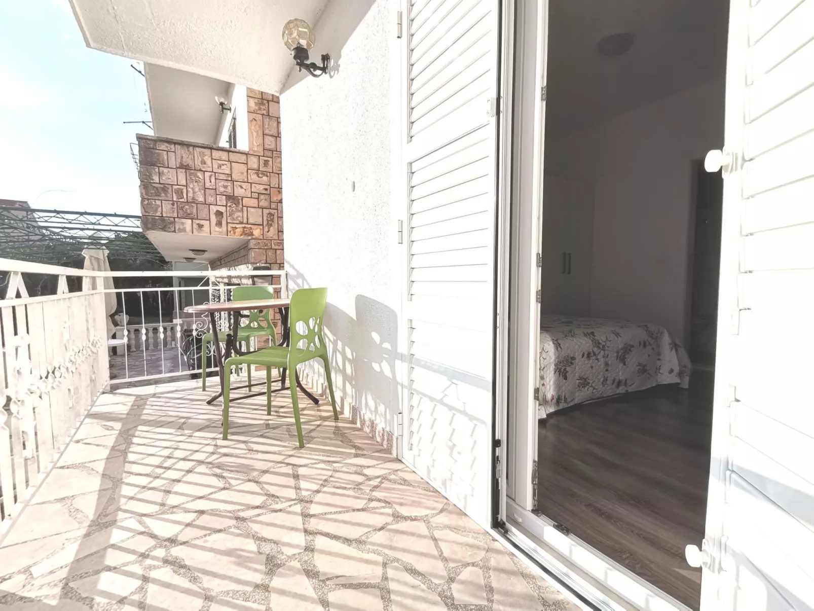 Weiße Idylle auf dem blauen Meer-Dehors