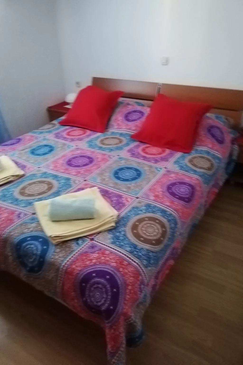 "Apartment Mate 4"-Drinnen