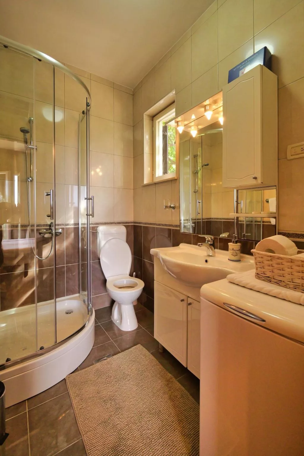 "Helena2" mit Blick auf das Wasser-Inside