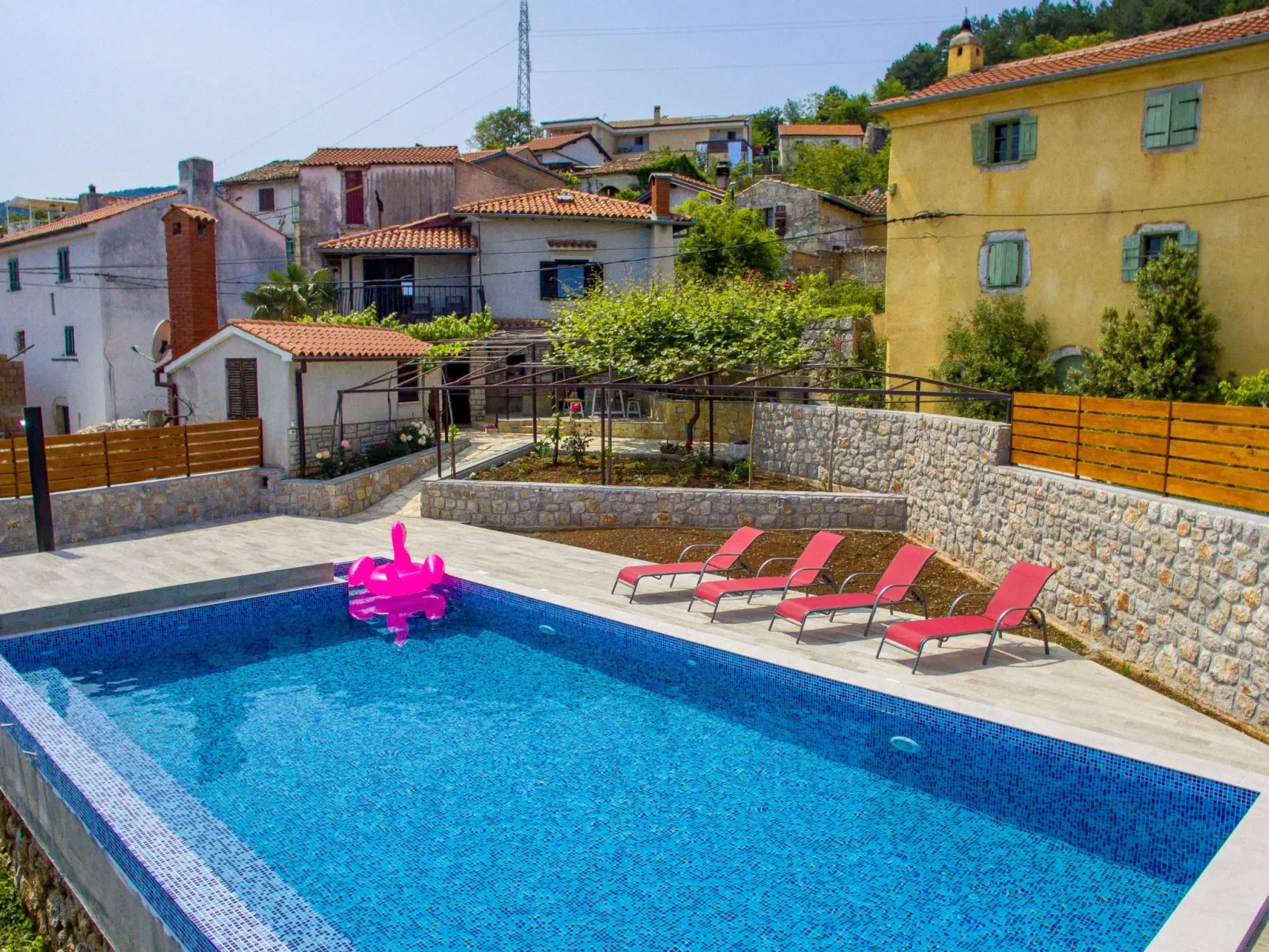 Mit großem Garten und Pool-Draußen