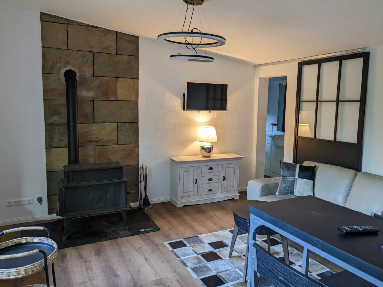 In Süd-Waldhanglage mit tollem Seeblick-Drinnen