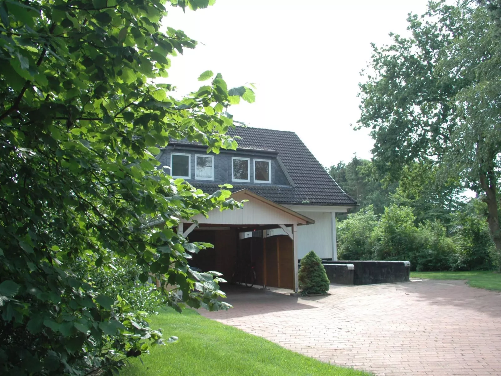 Mit Indoorpool, Garten und Partyraum-Inside