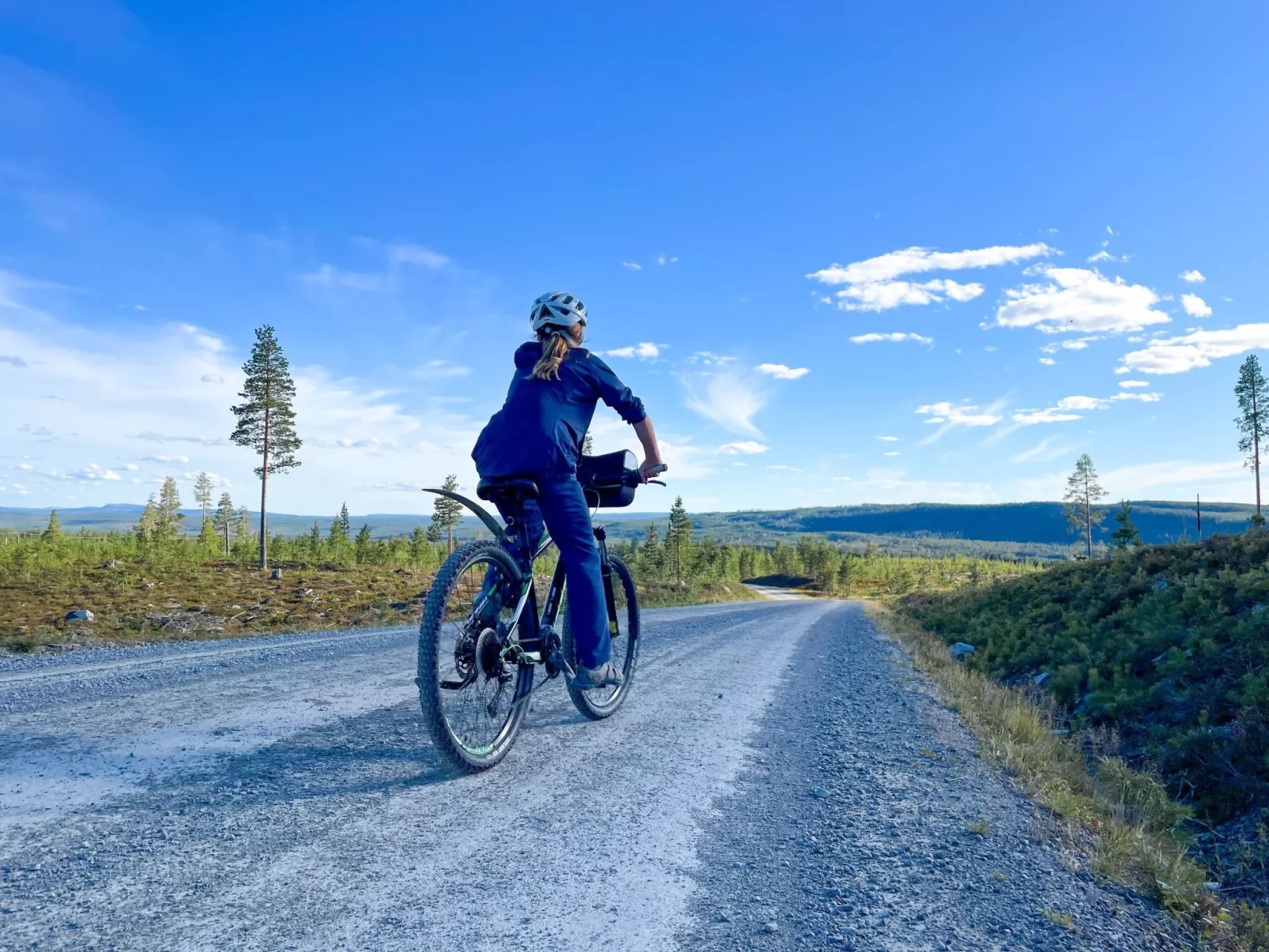 Gemütliches Blockhaus mit Kamin im Oviksfjäll-Draußen
