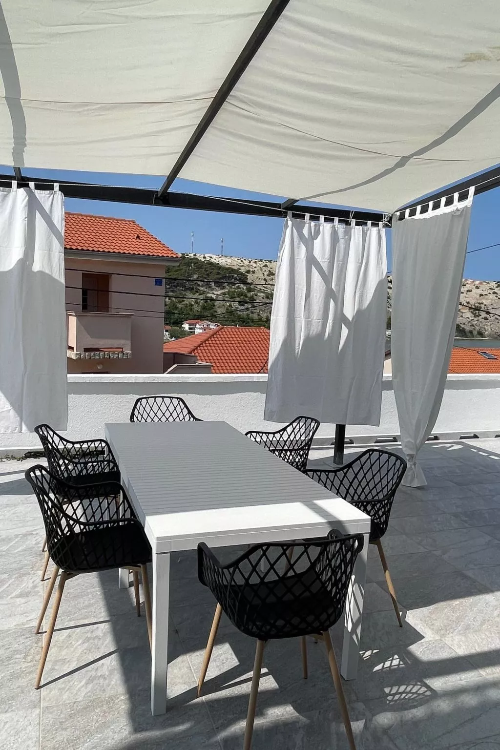 Mit Blick auf das Wasser-Drinnen