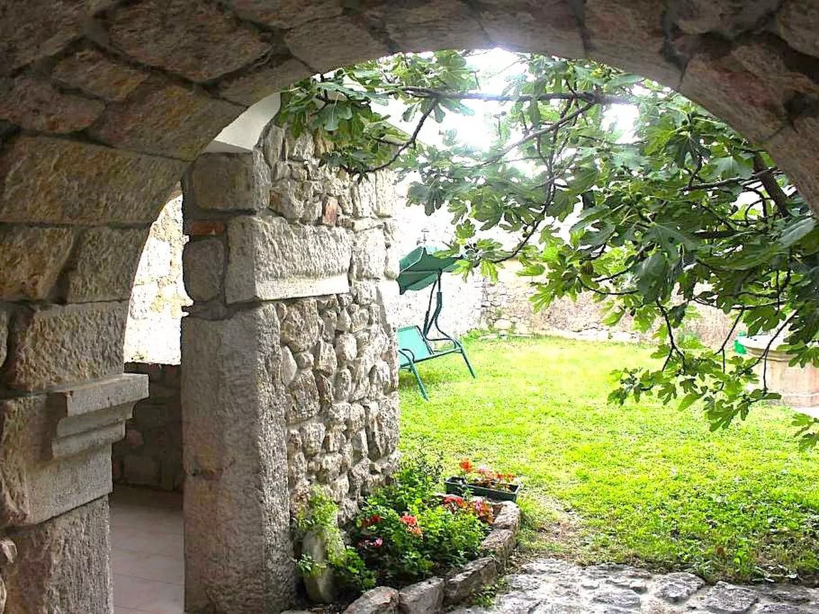 Geräumige Villa mit drei Schlafzimmern und einem ruhigen Garten-Inside