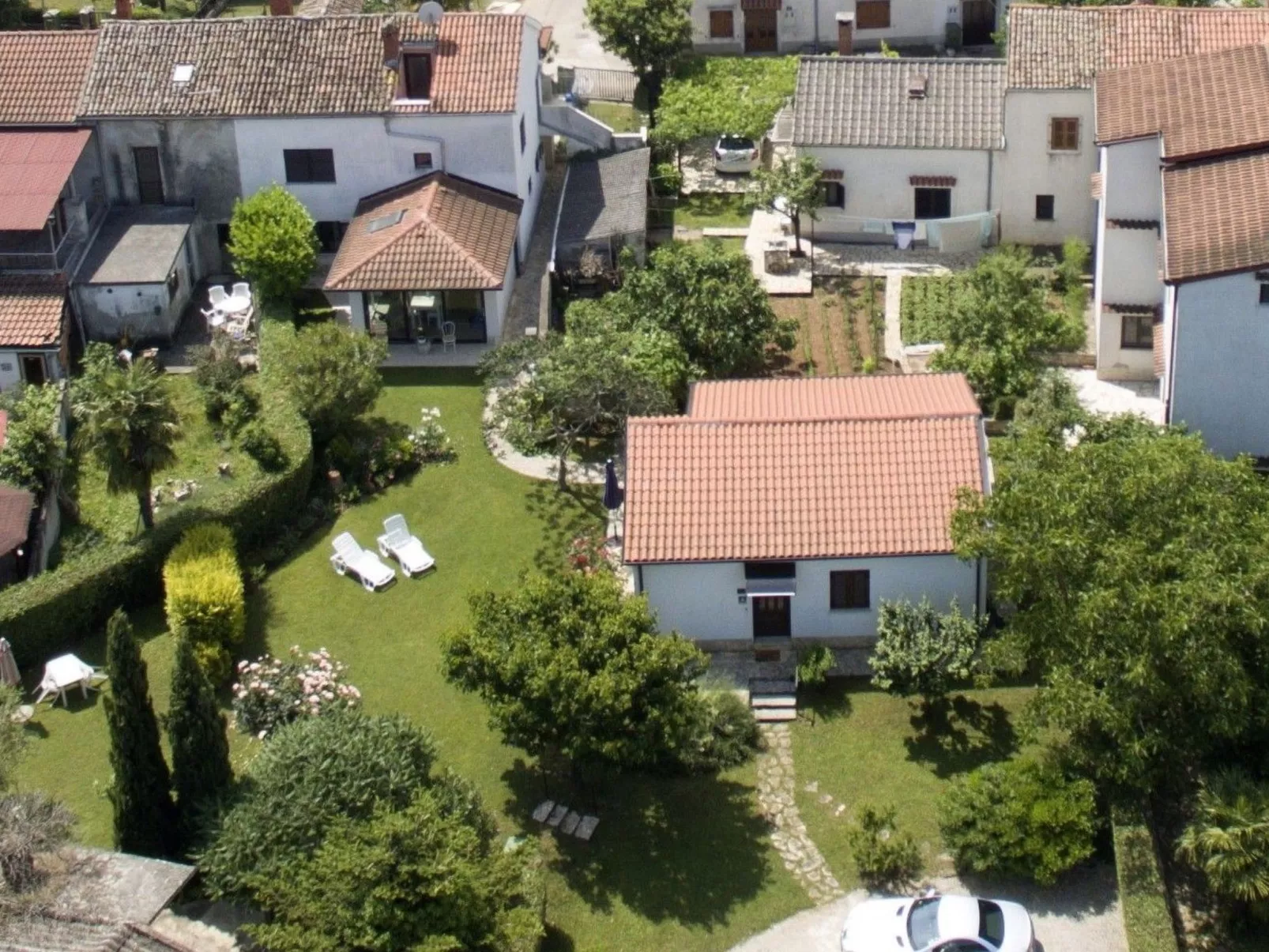 Freistehender Bungalow Perla mit Garten und Grill-Draußen