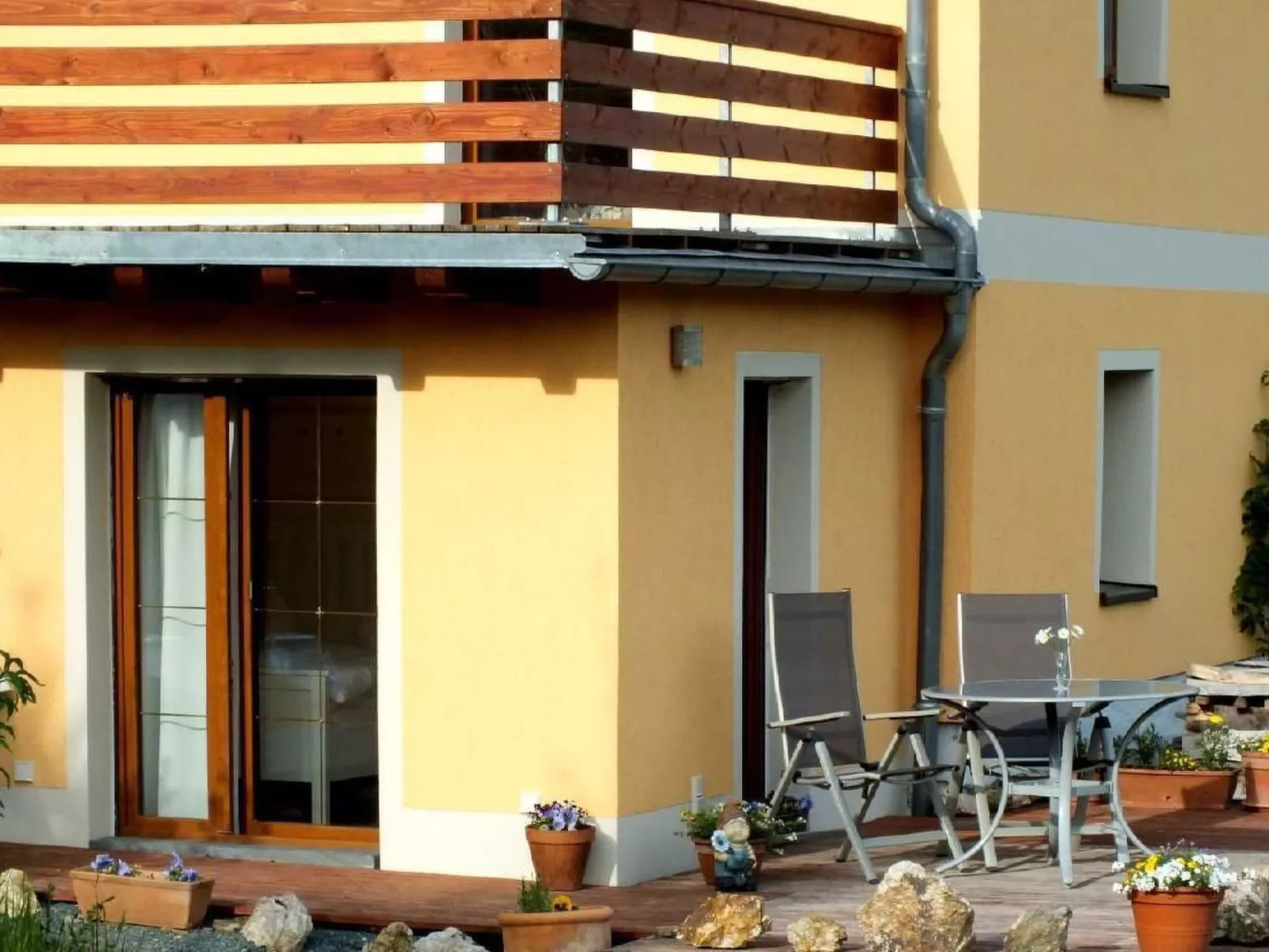 Mit Blick auf das Wasser-Inside