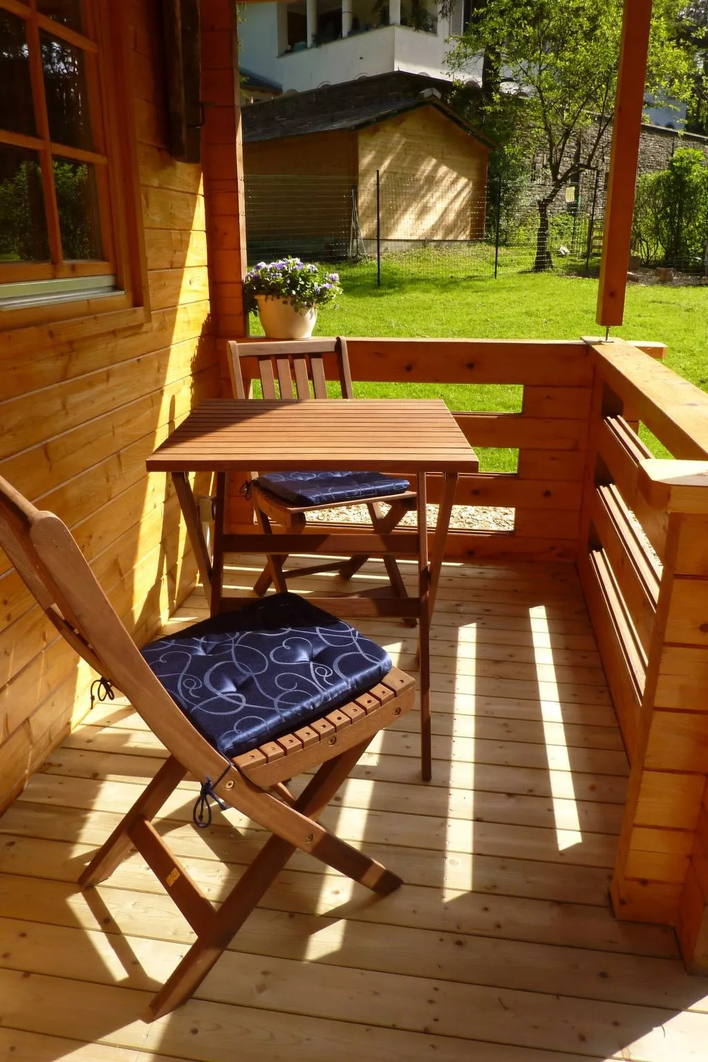 Holz-Blockhaus für vier Personen mit Terrasse-Dedans