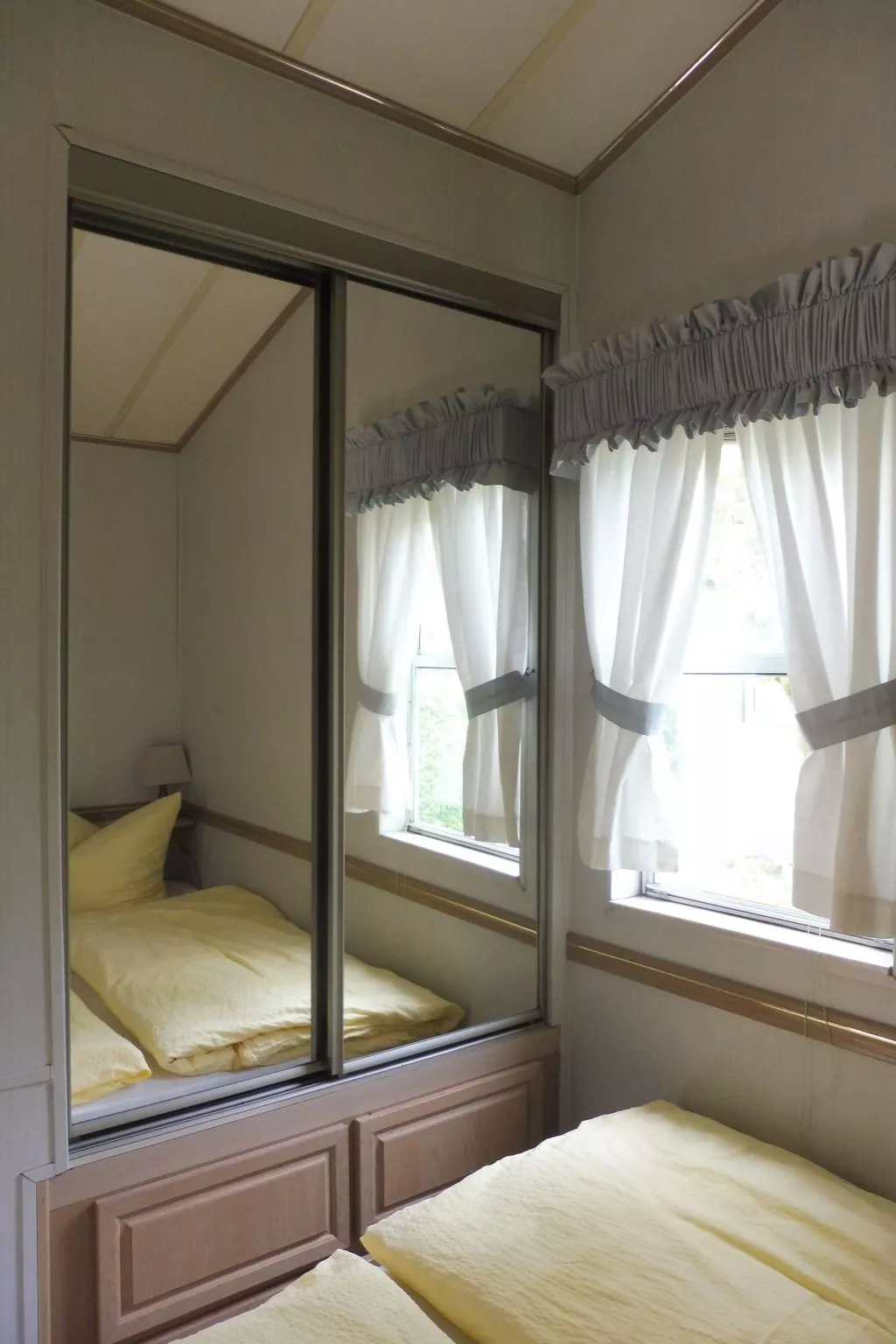 Mit Blick auf das Wasser-Drinnen