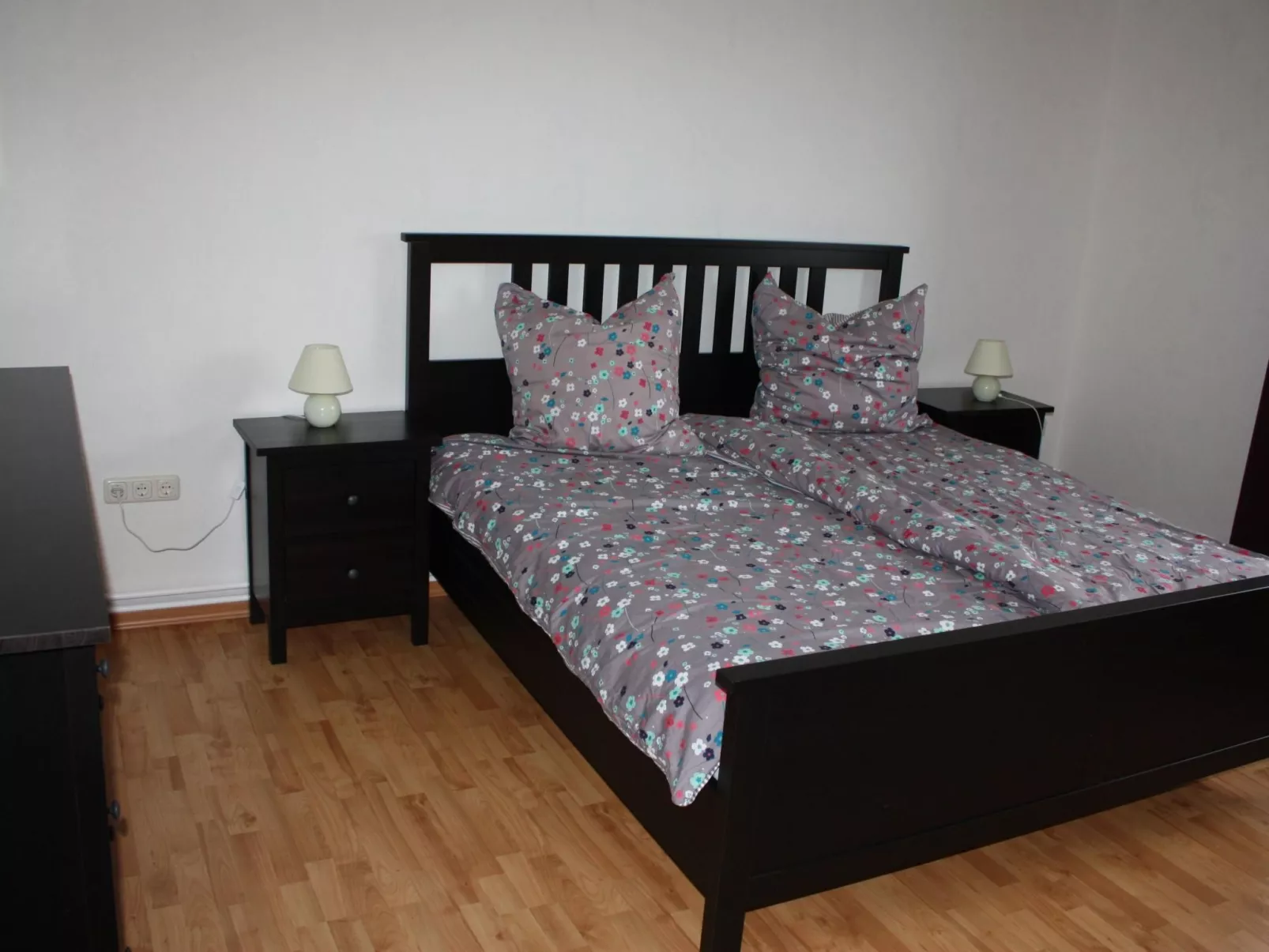 Mit kleinem Garten und Grill-Drinnen