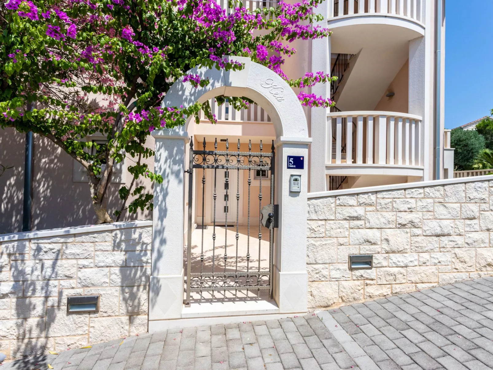 Geräumige Ferienwohnung mit privatem Sonnenbalkon-Dehors