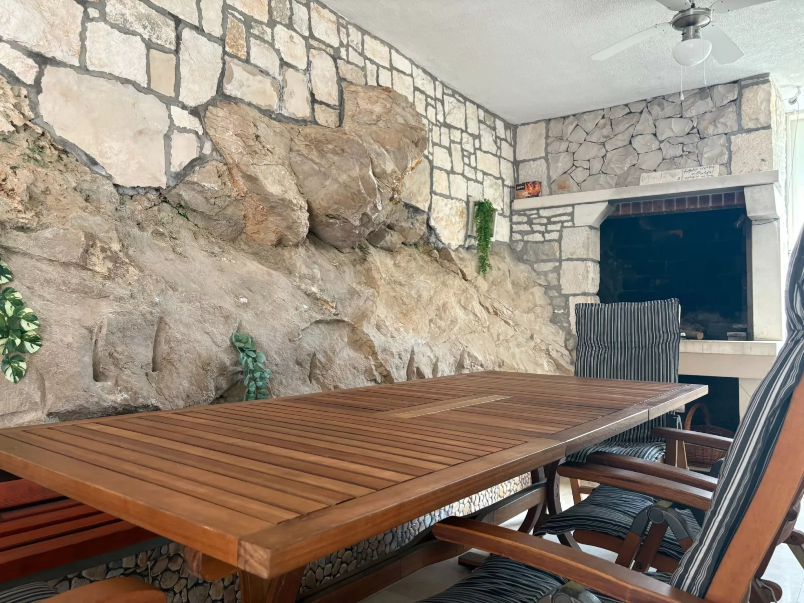 In Povlja mit gemeinschaftlichem Parkplatz-Dehors