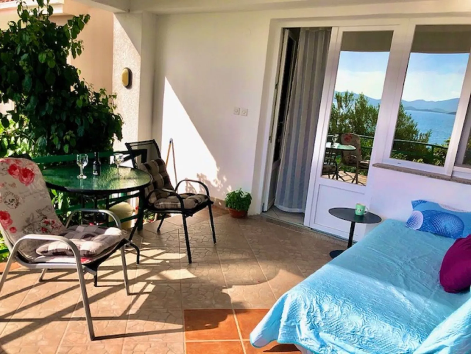 Für drei Personen-Inside