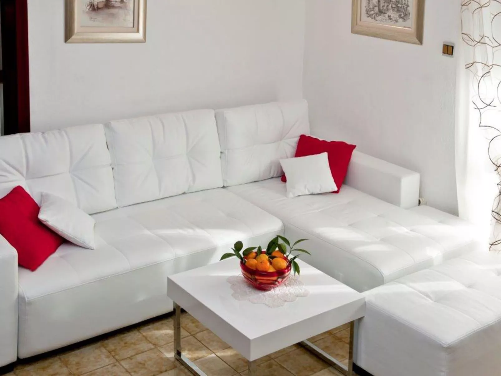 Charmante Villa Layla mit Meerblick und Pool-Drinnen