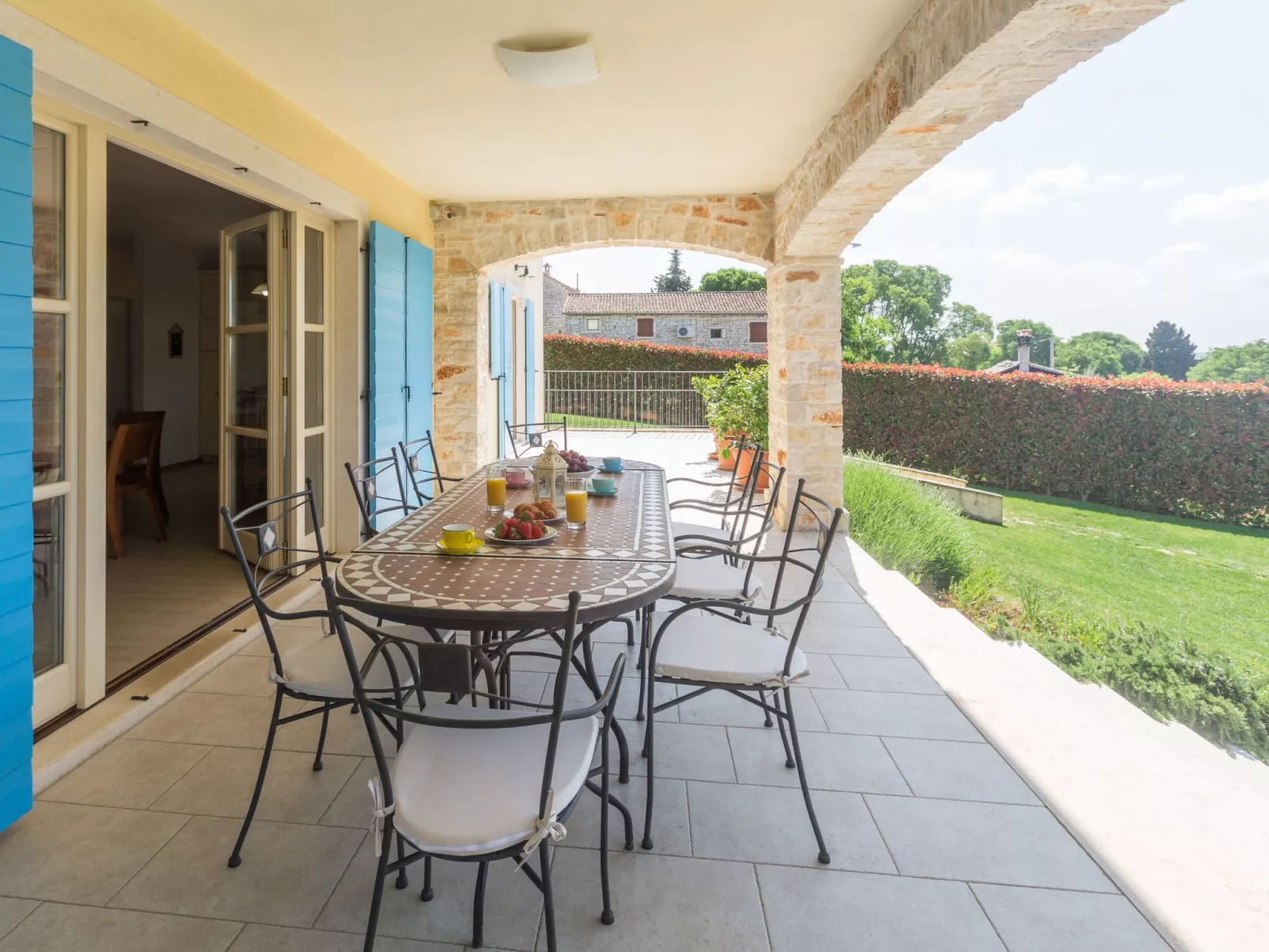 Villa mit Pool, Garten und Sommerküche-Outside